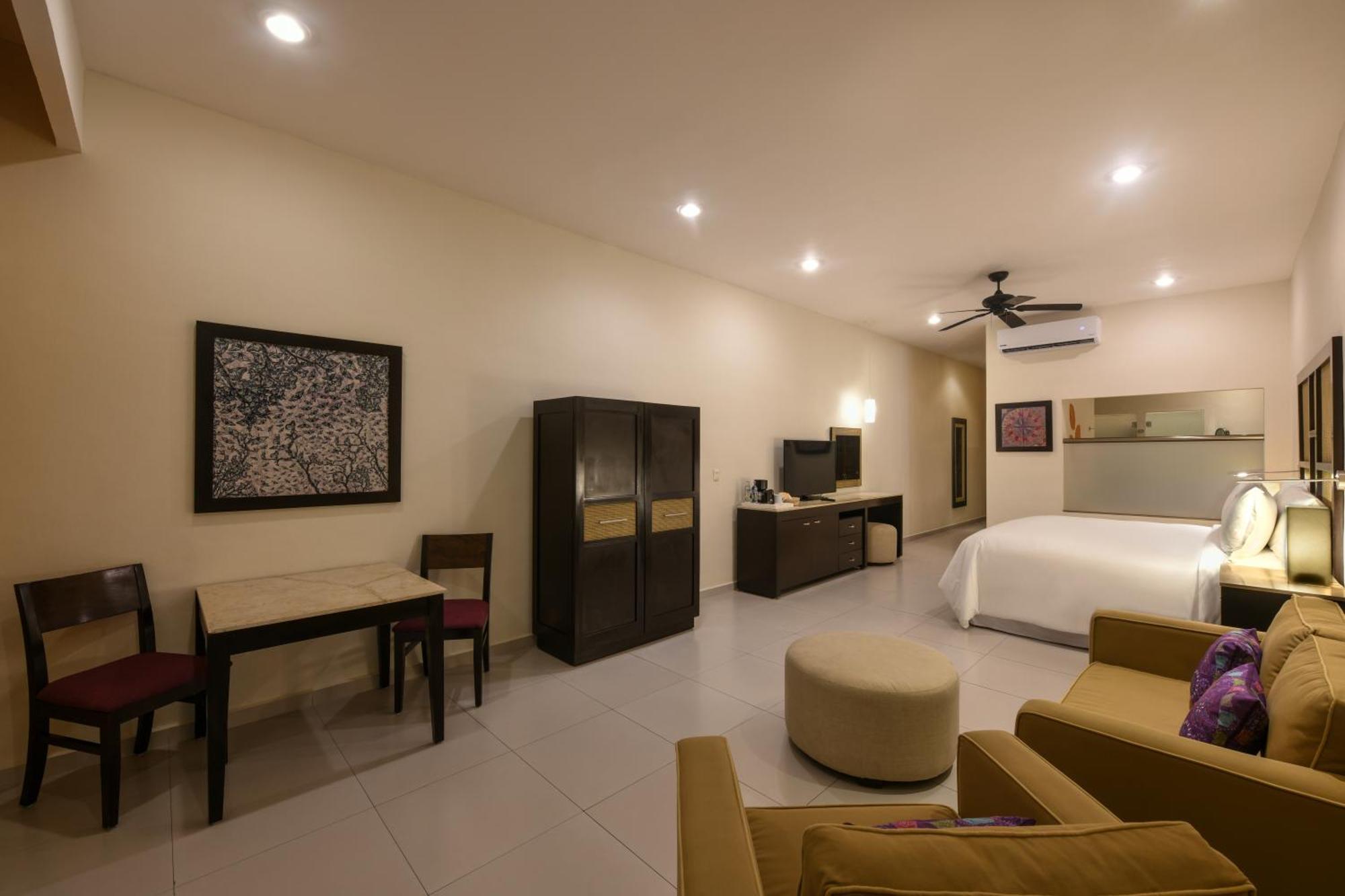 Royal Retreat Swim Up Suite