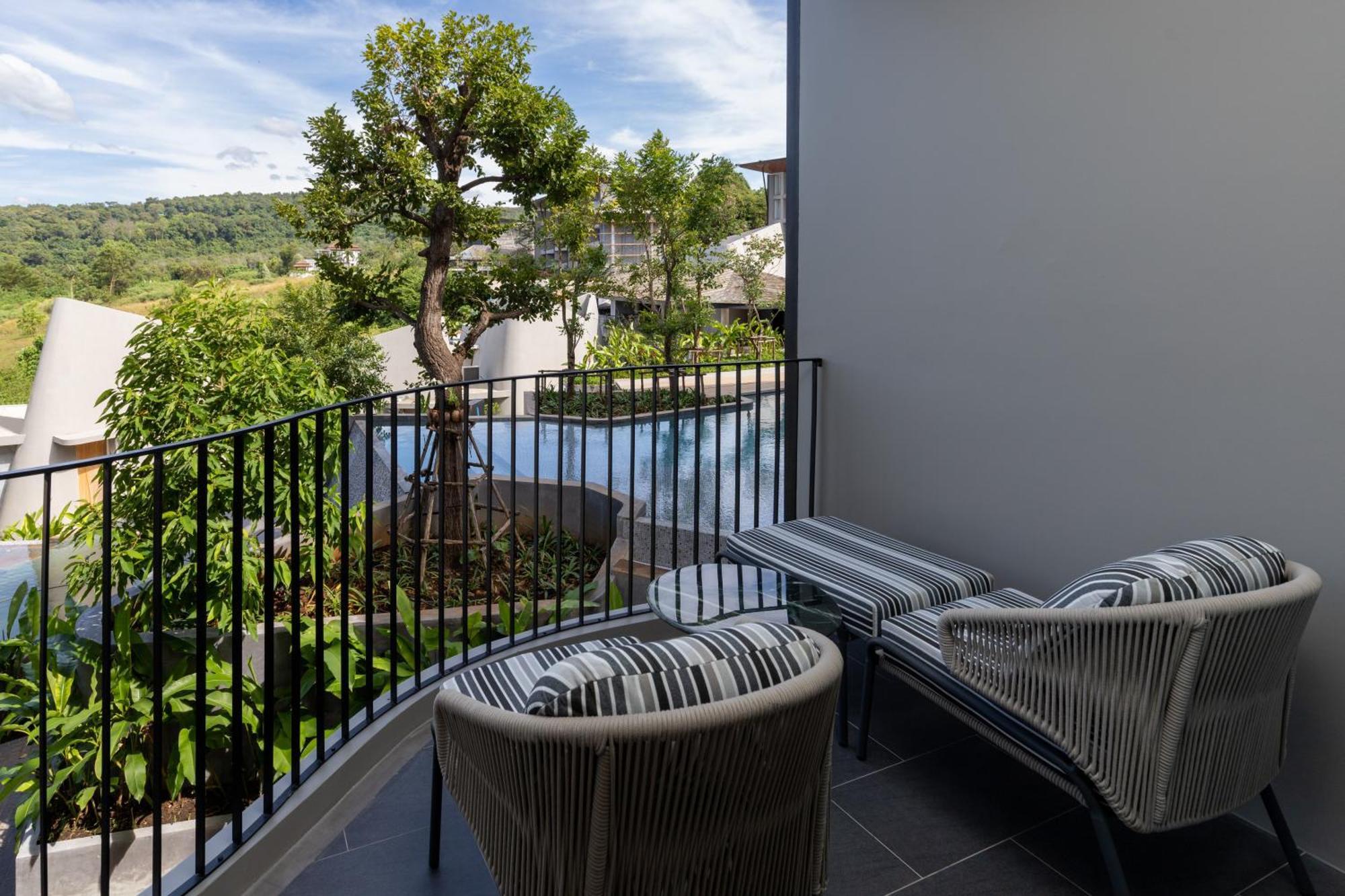 Luxe Pool View Twin,1766788109:JPEG