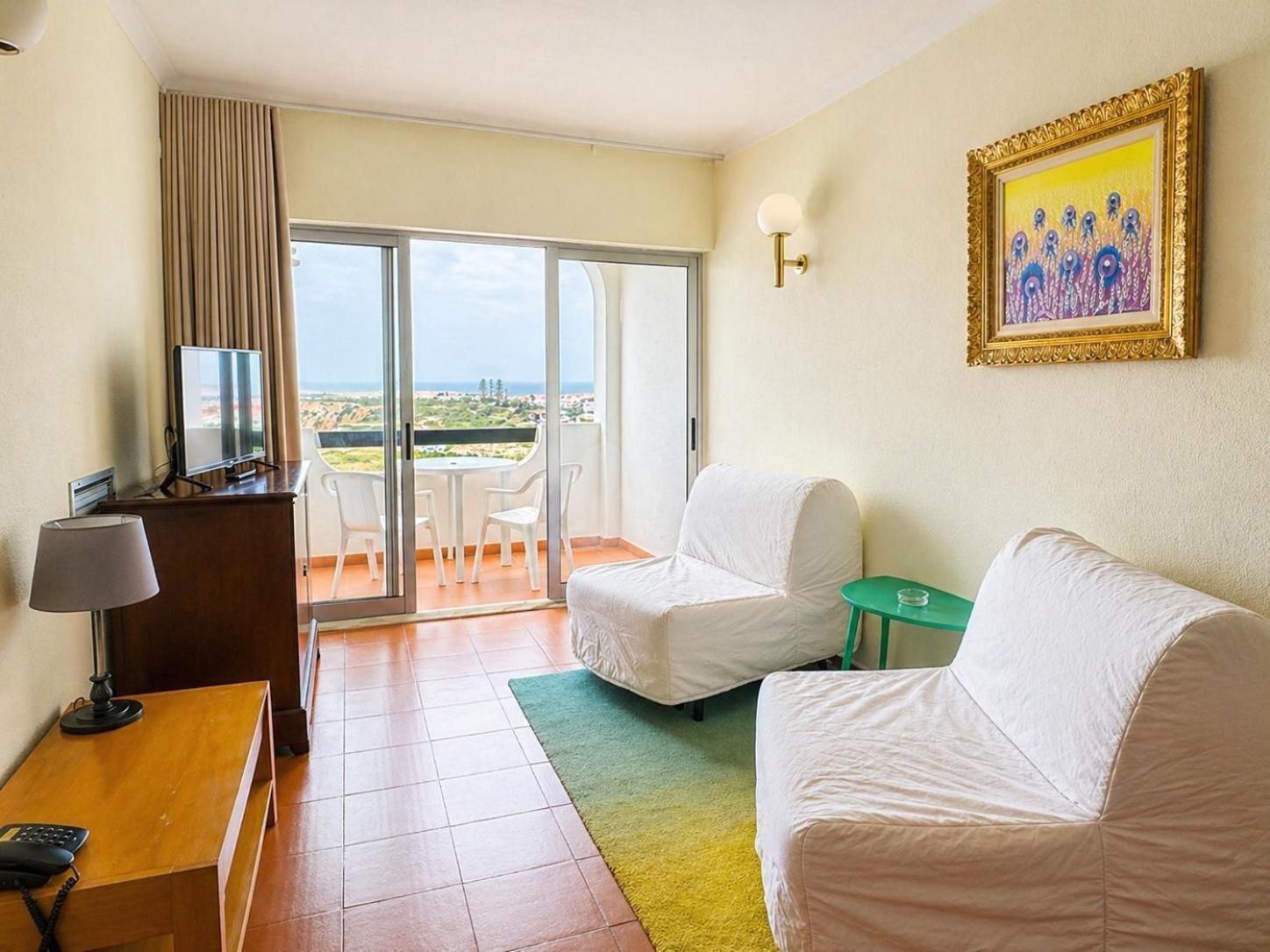 One-Bedroom Apartment Land View