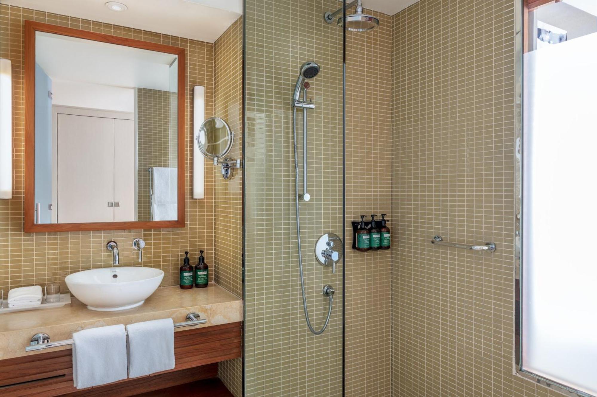 Deluxe Twin Room with Plaza View - Theme Park Access