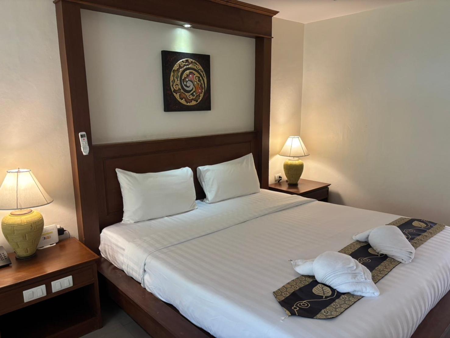 Deluxe Doppel- oder Zweibettzimmer mit seitlichem Poolblick