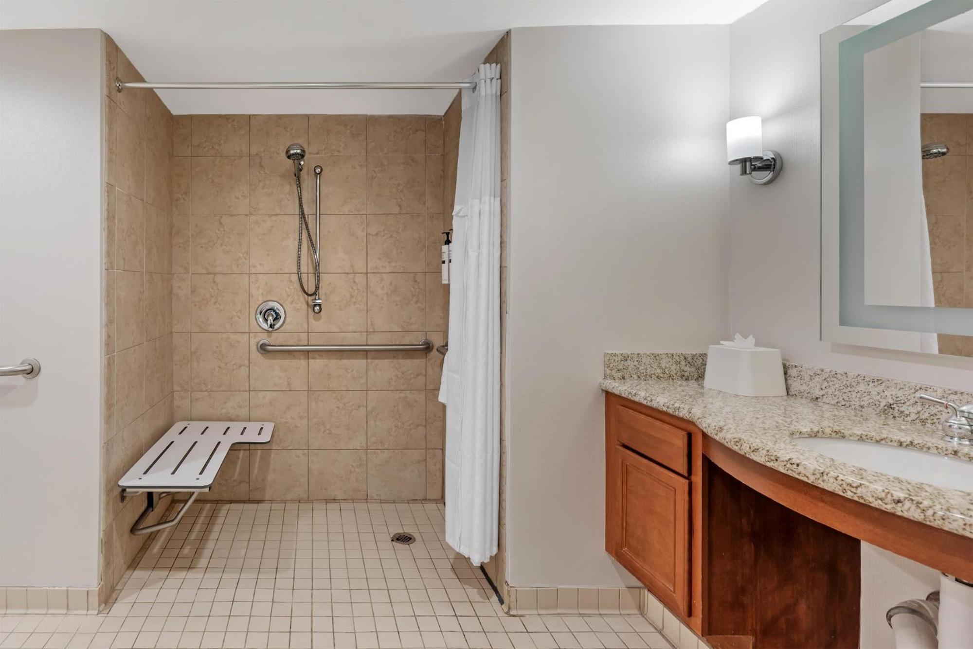 Estudio con cama extragrande y ducha accesible en silla de ruedas - Adaptado para personas con discapacidad auditiva/movilidad reducida - No fumadores