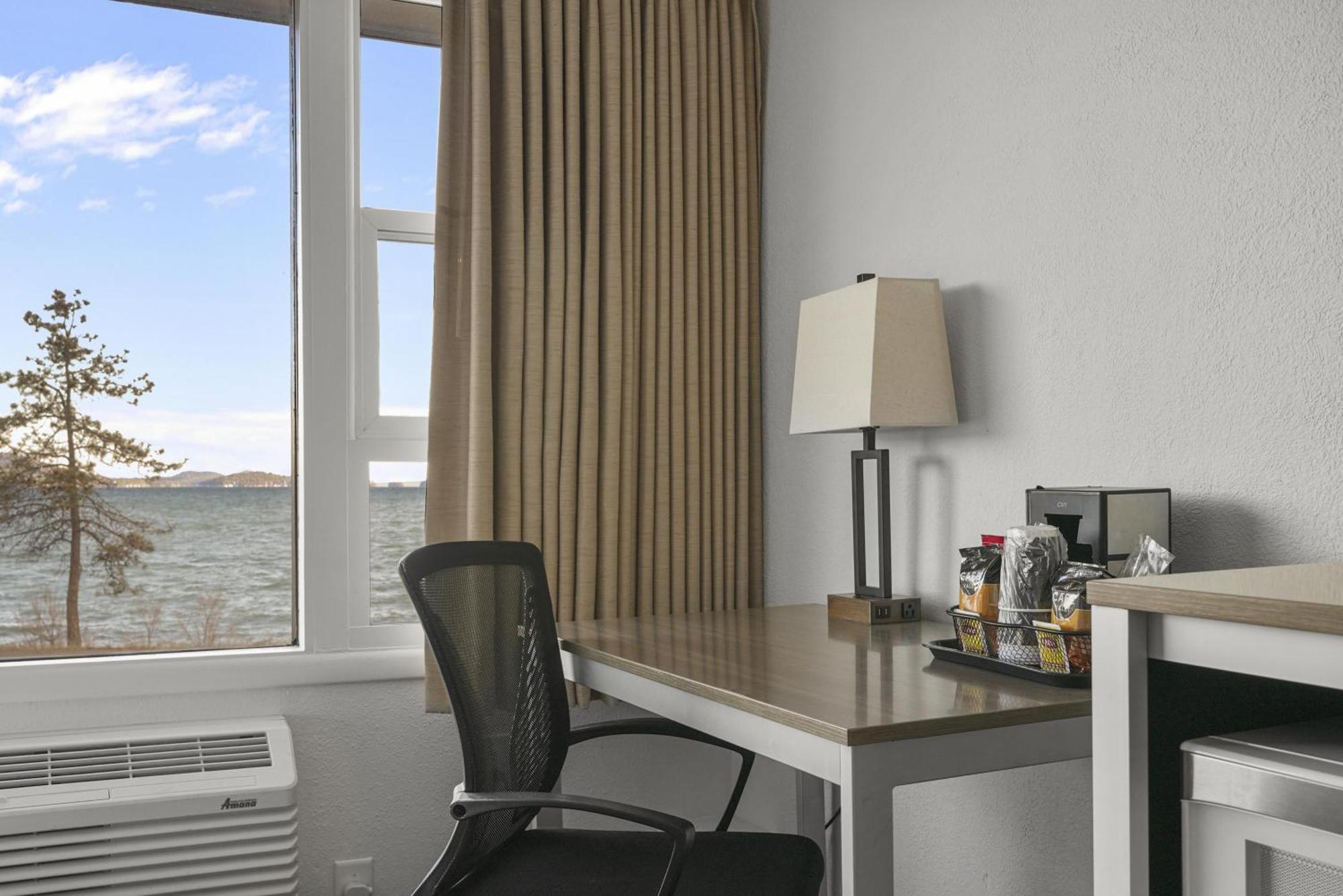 Premium 2 Queen Beds with Lake View