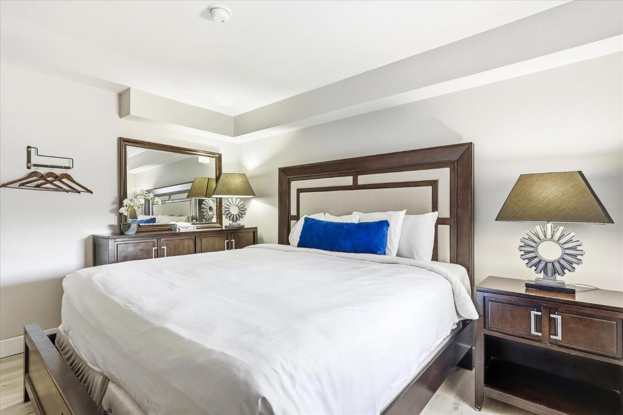 Habitación con cama extragrande.