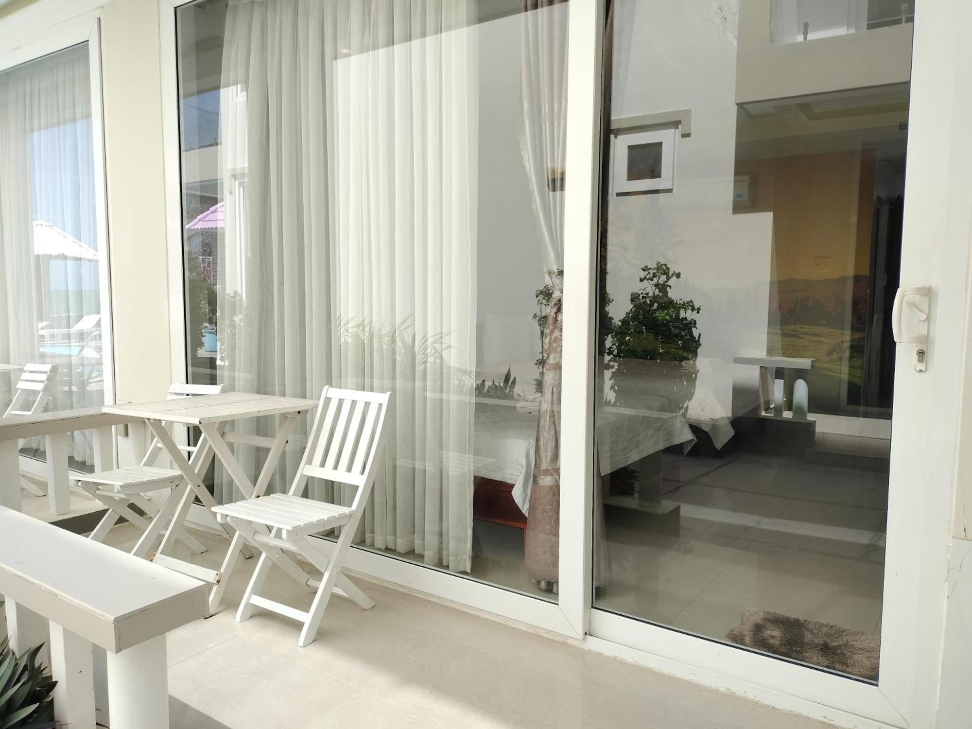 Dreibettzimmer mit Gartenblick