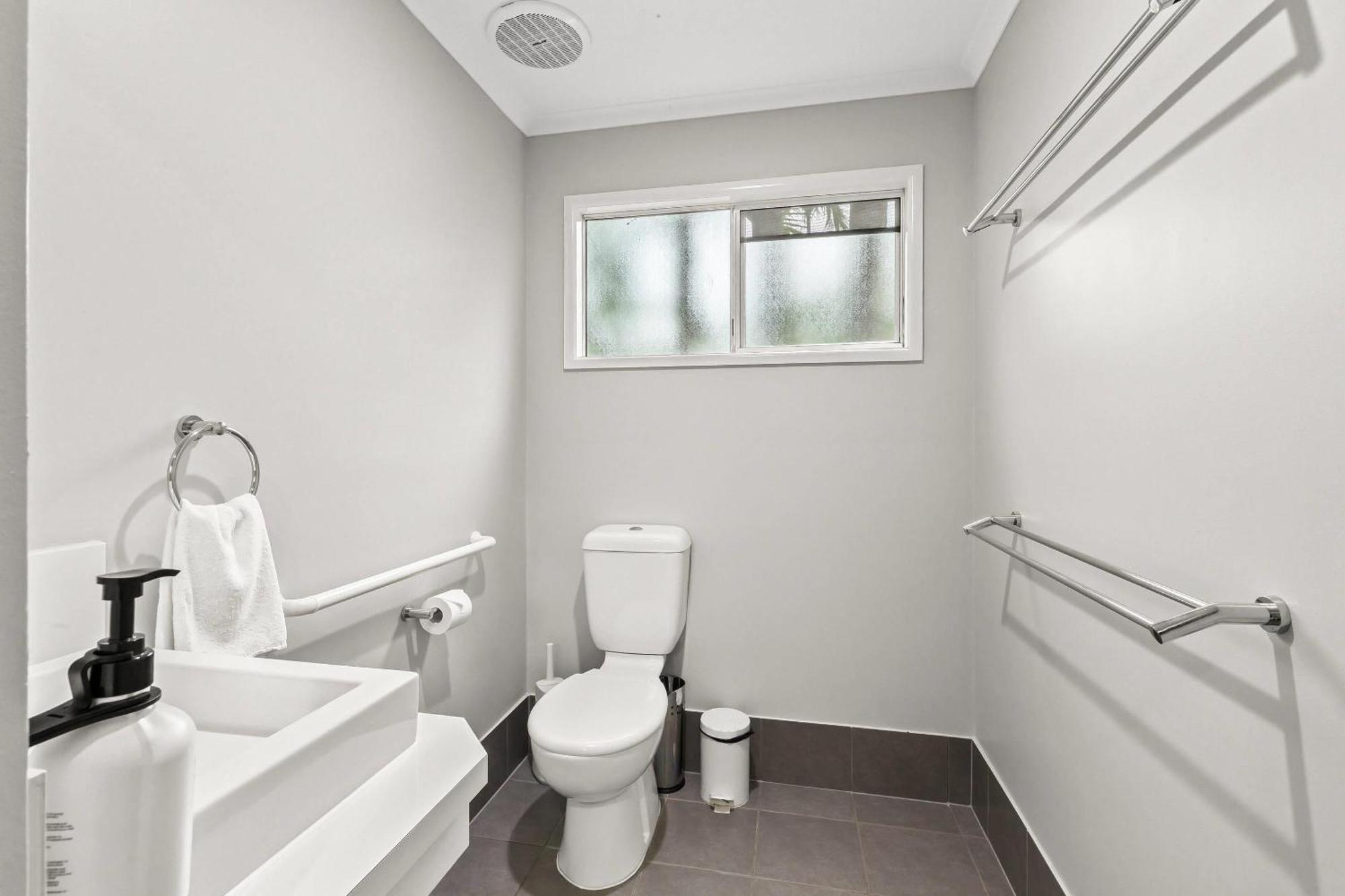 Queen Room with Two Single Beds - Non-Smoking