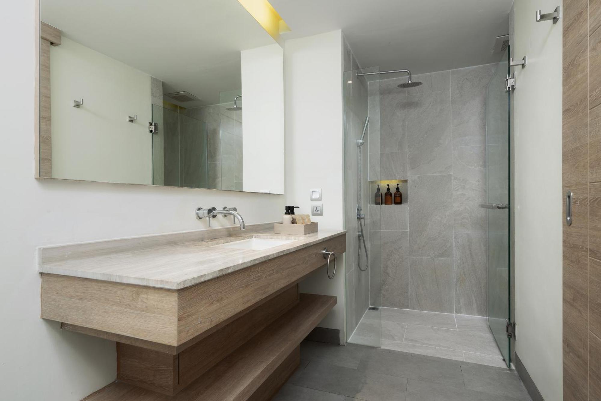 Suite de 1 dormitorio con acceso a la piscina