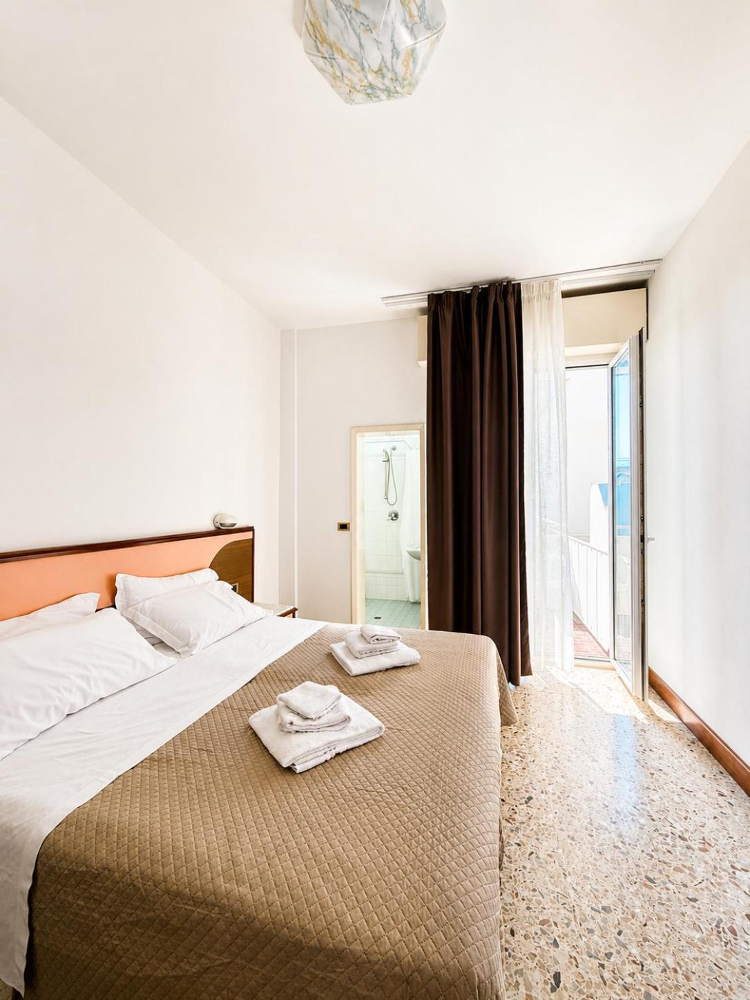 Doppel-/Zweibettzimmer mit seitlichem Meerblick