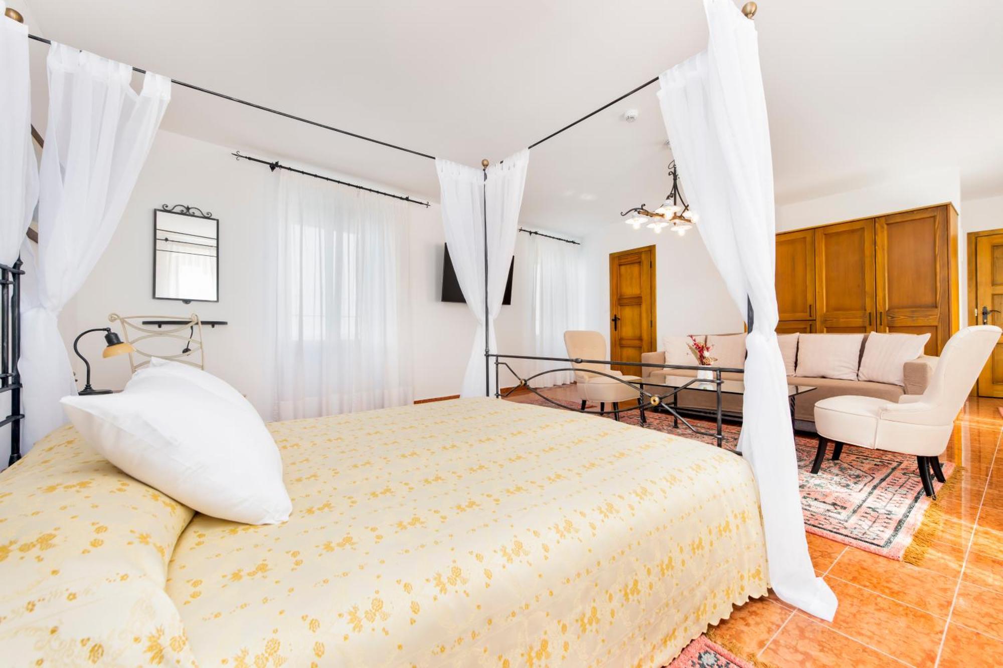 Deluxe Suite with Sea View