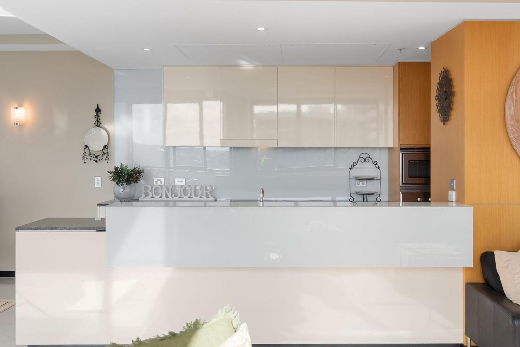 Superior 3 Bedroom 2 Bathroom Ocean Glimpse