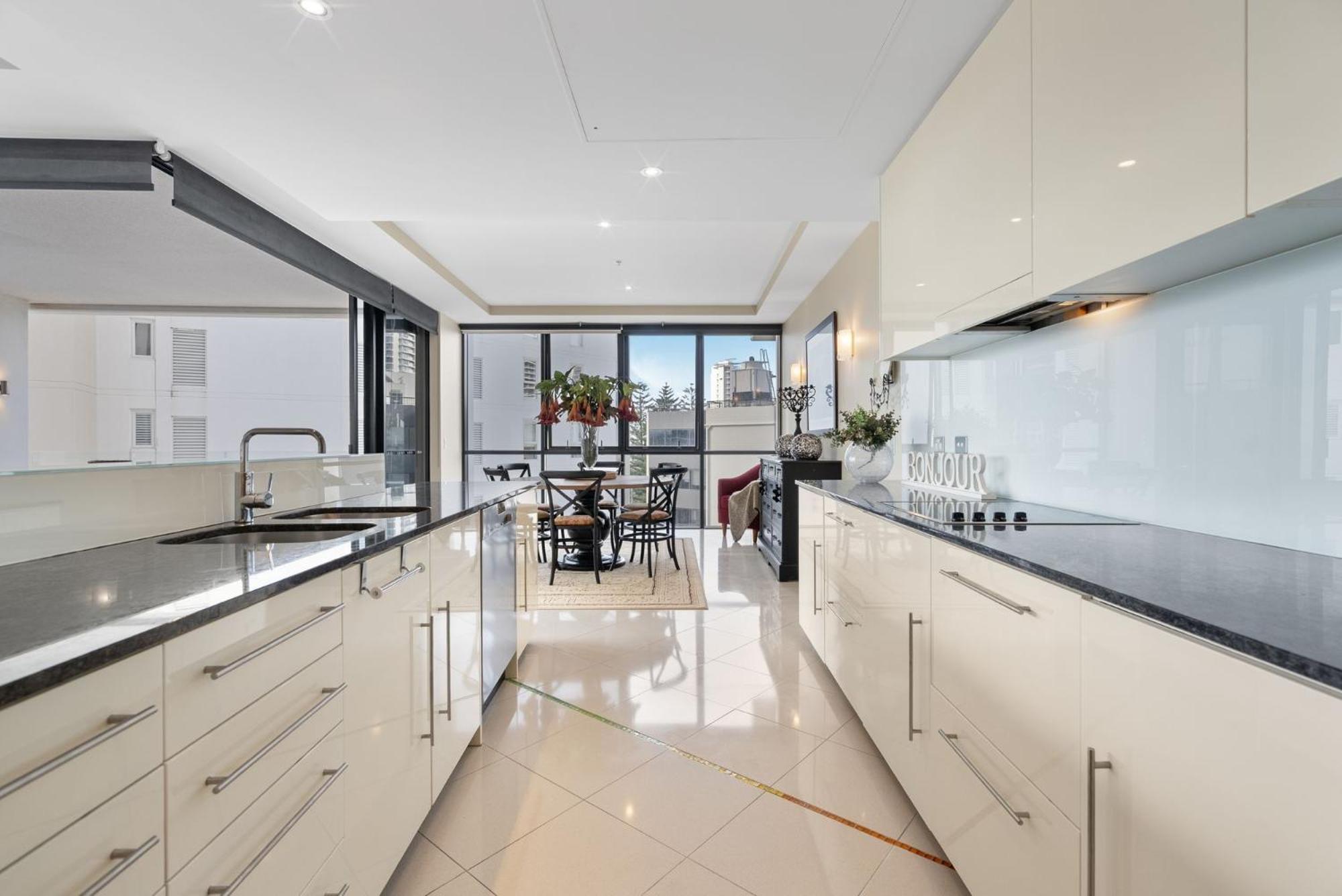 Superior 3 Bedroom 2 Bathroom Ocean Glimpse