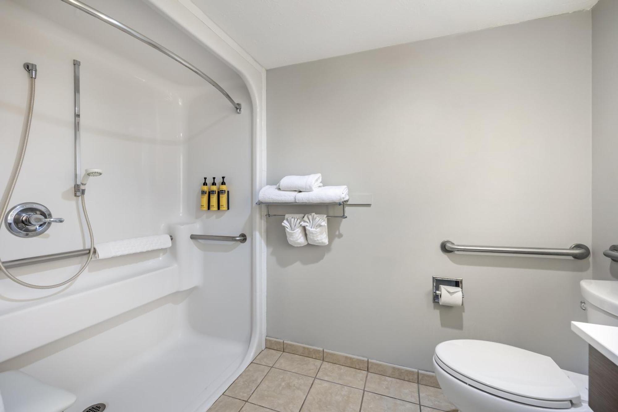 Queen Room with Roll-In Shower - ADA