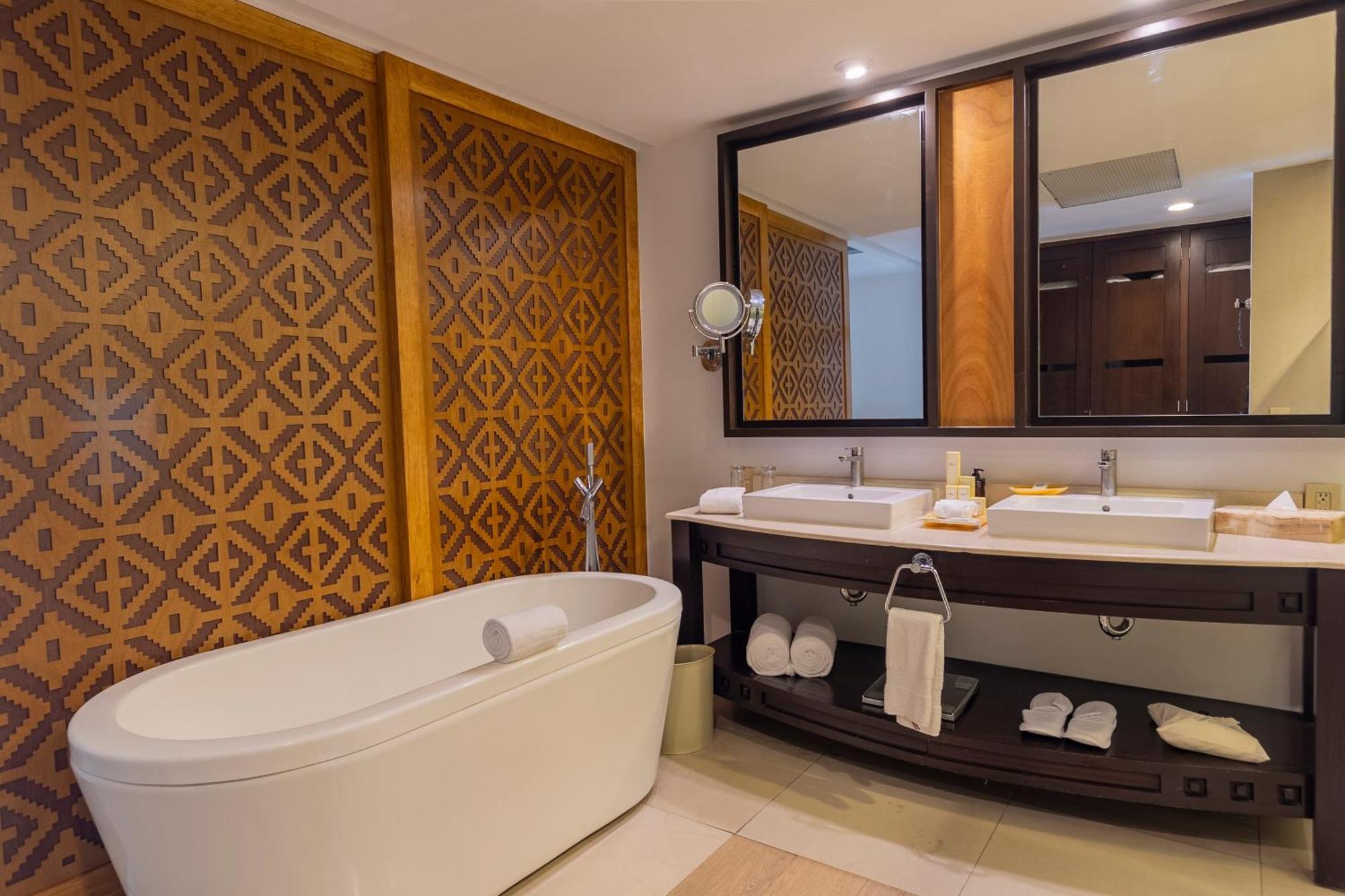 Family Junior Suite Partial Ocean View