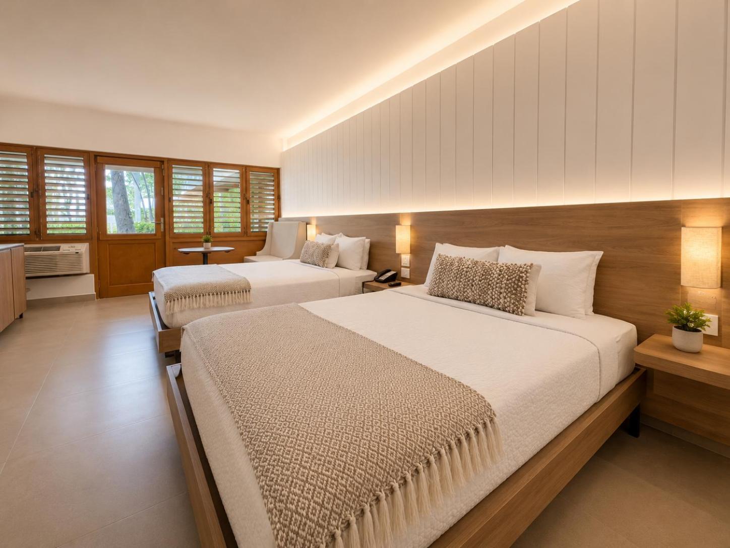 Habitación con cama grande y vistas al jardín