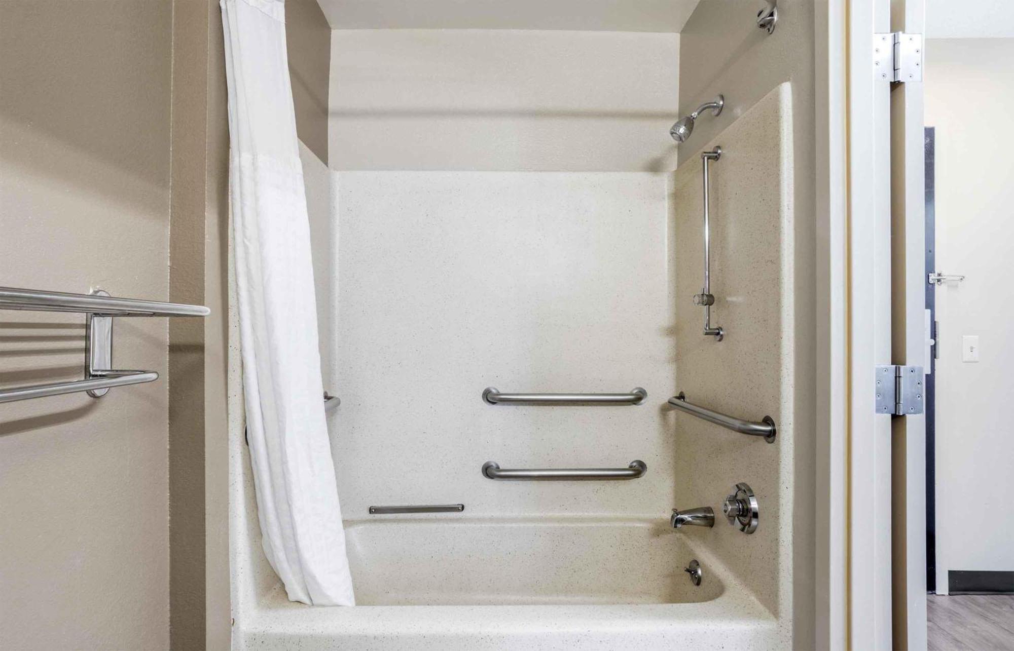 Queen studio with 1 Queen Bed - Disability Access/Non-Smoking