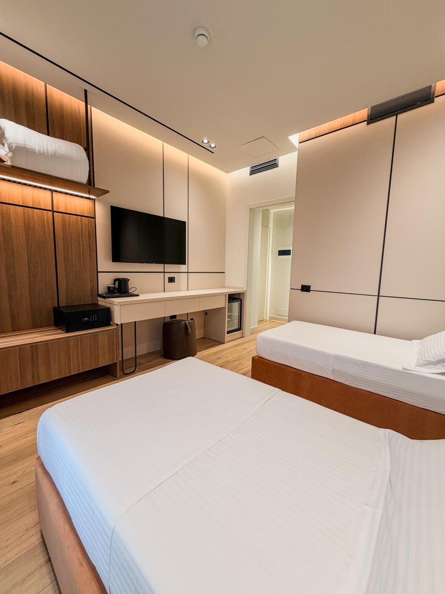Double Or Twin Room with Balcony and Partial Sea View