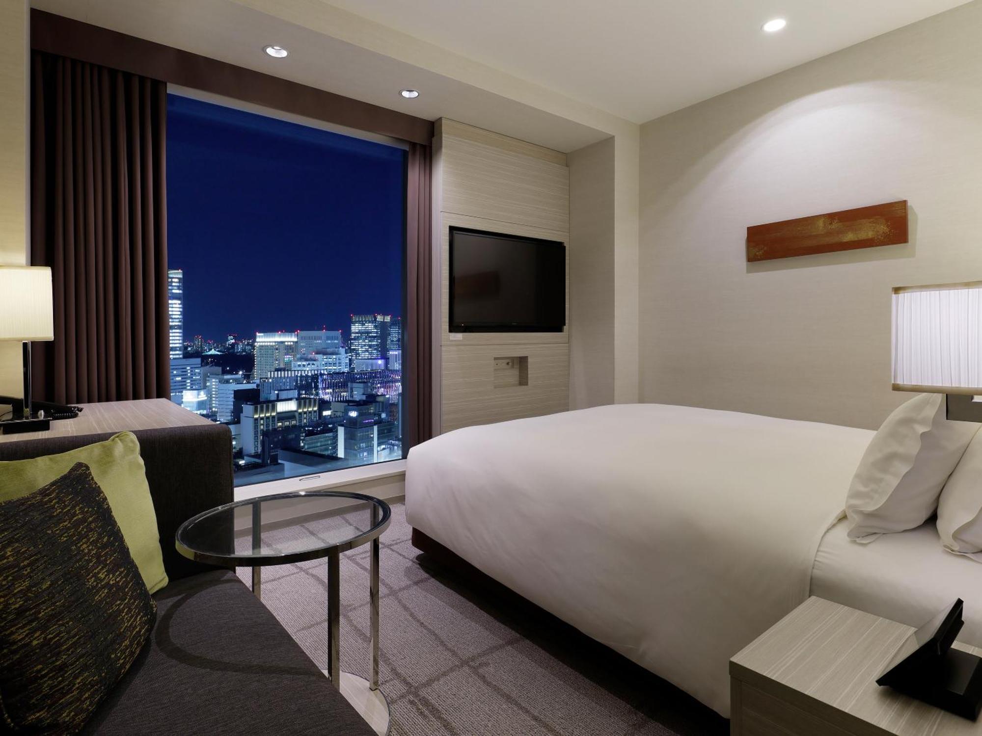 Superior Zimmer mit Queensize-Bett und Blick auf den Tokyo Tower von der Badewanne - Raucher