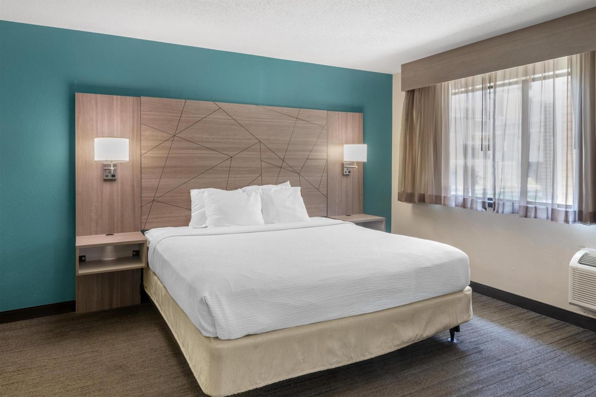 King Suite Bath Tub Sofa Bed Full Kitchen Disability Access or Non-Smoking,1771546909:JPEG