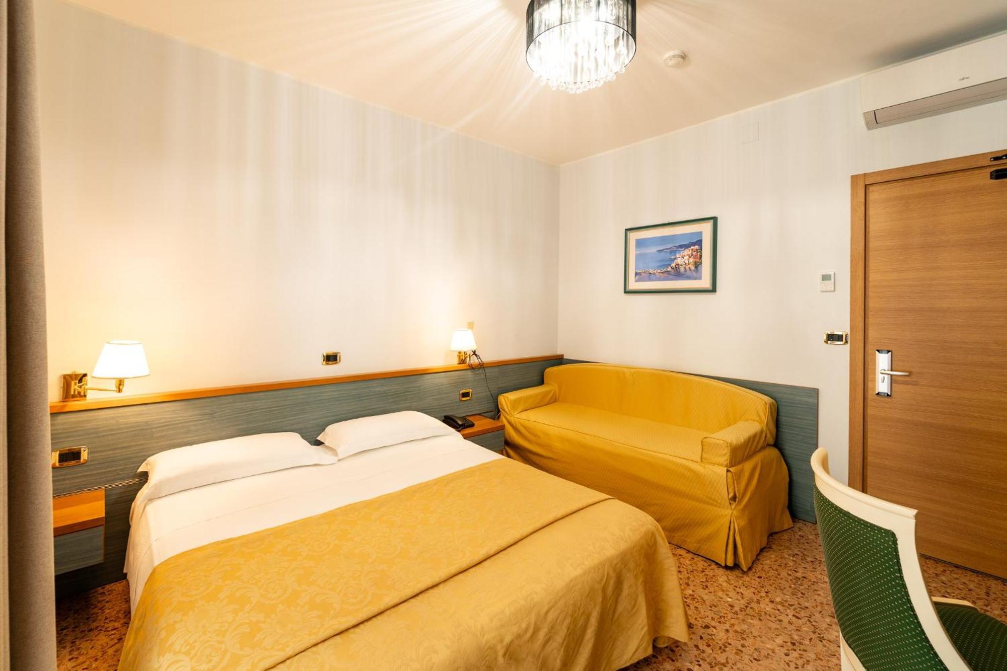 Double or Twin Room Balcony Lateral Sea View