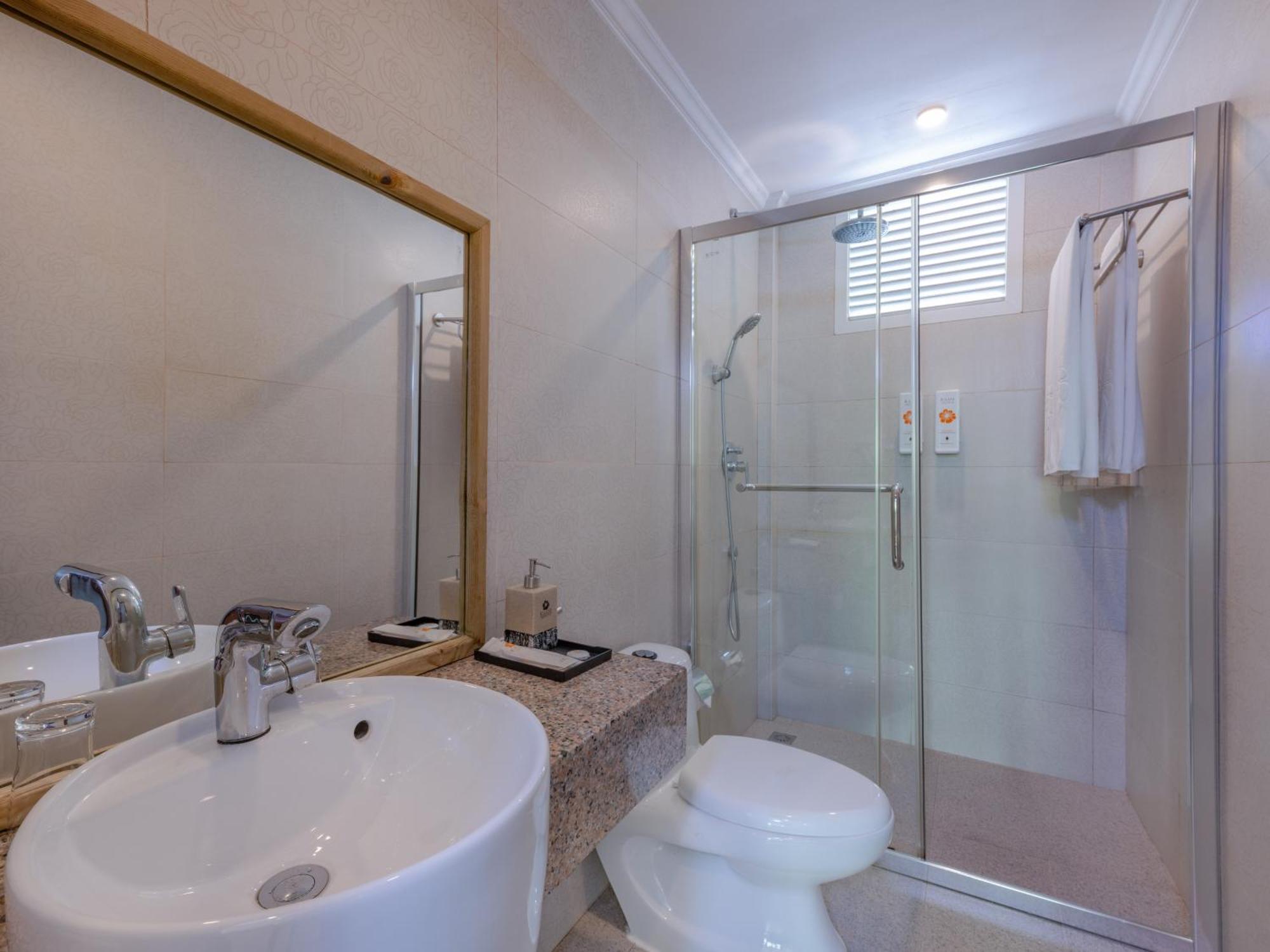 Deluxe Driepersoonskamer met Balkon en Uitzicht op Zee
