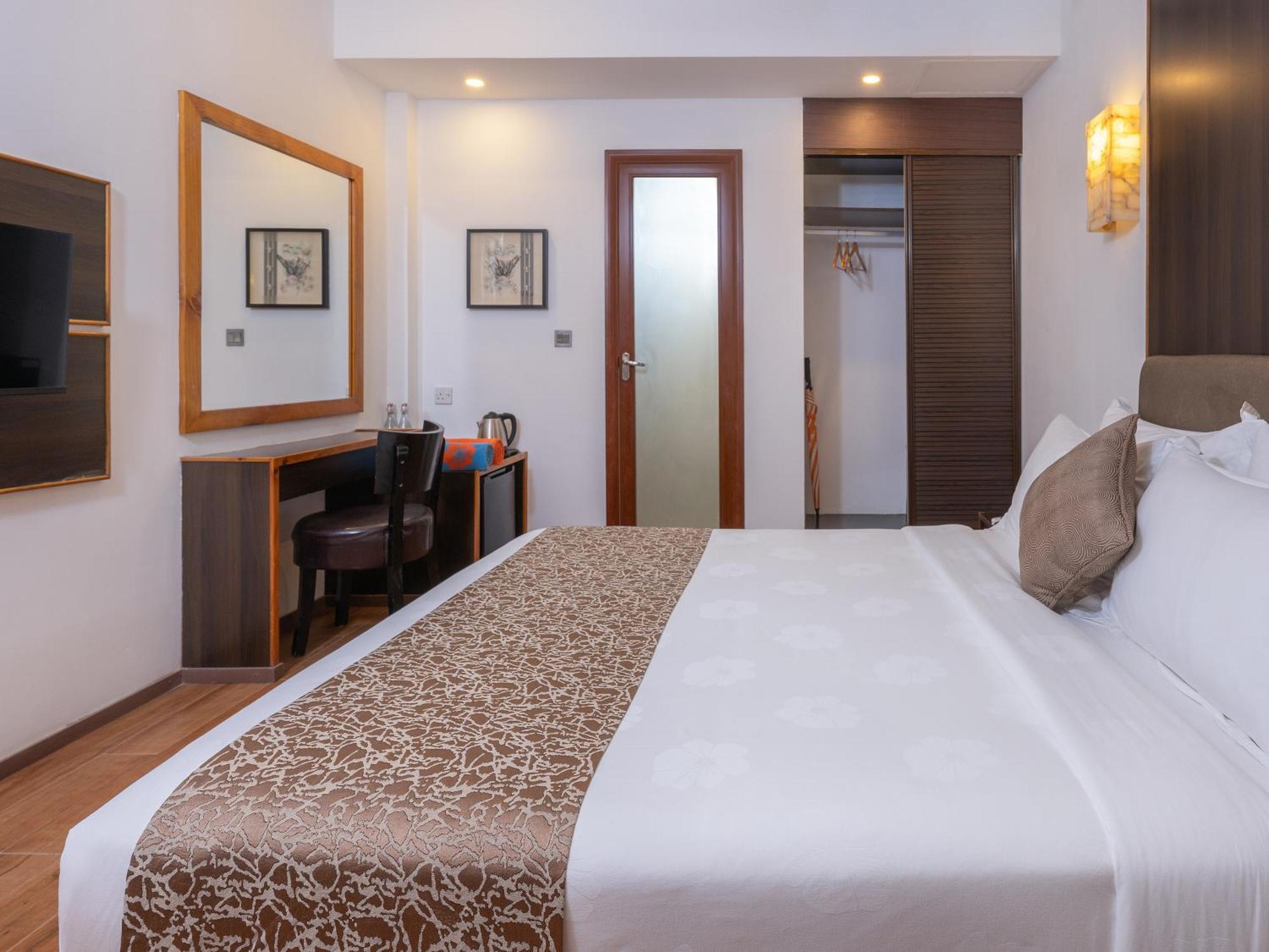 Deluxe Double Room Pool View Return Speed Boat Transfer Sand Bank Excursion & Dolphin Watching