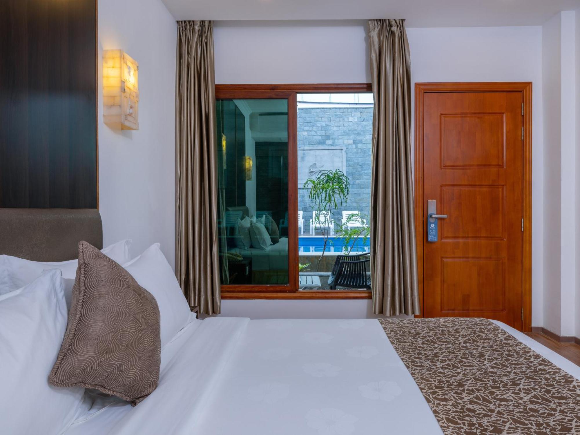 Deluxe Double Room Pool View Return Speed Boat Transfer Sand Bank Excursion & Dolphin Watching
