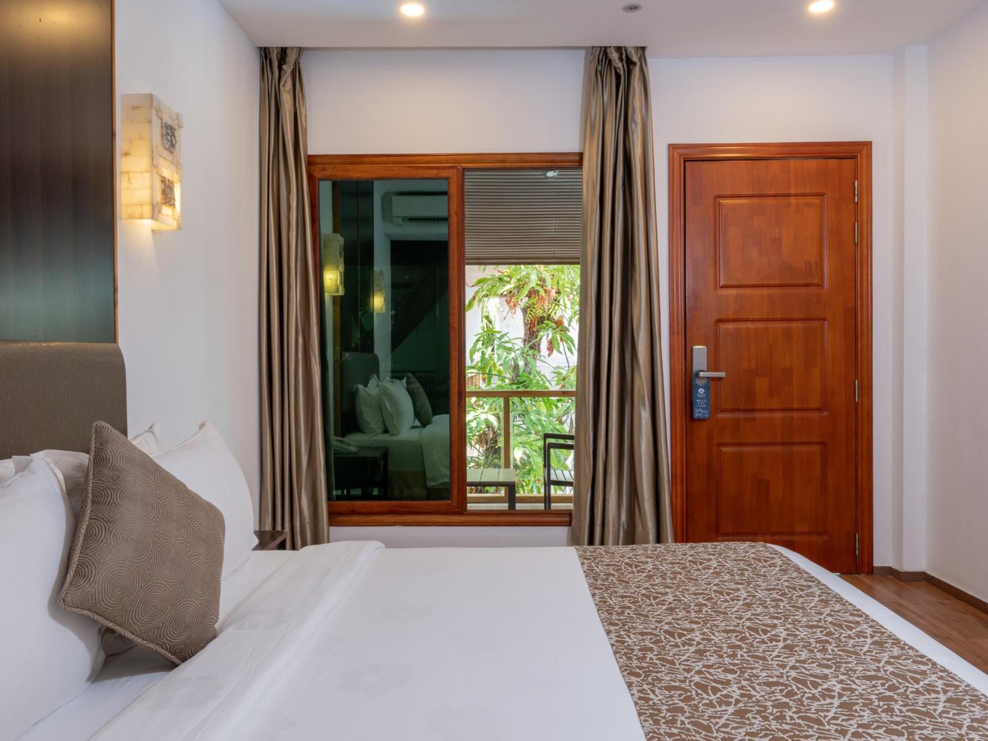 Deluxe Double Room Pool View Return Speed Boat Transfer Sand Bank Excursion & Dolphin Watching