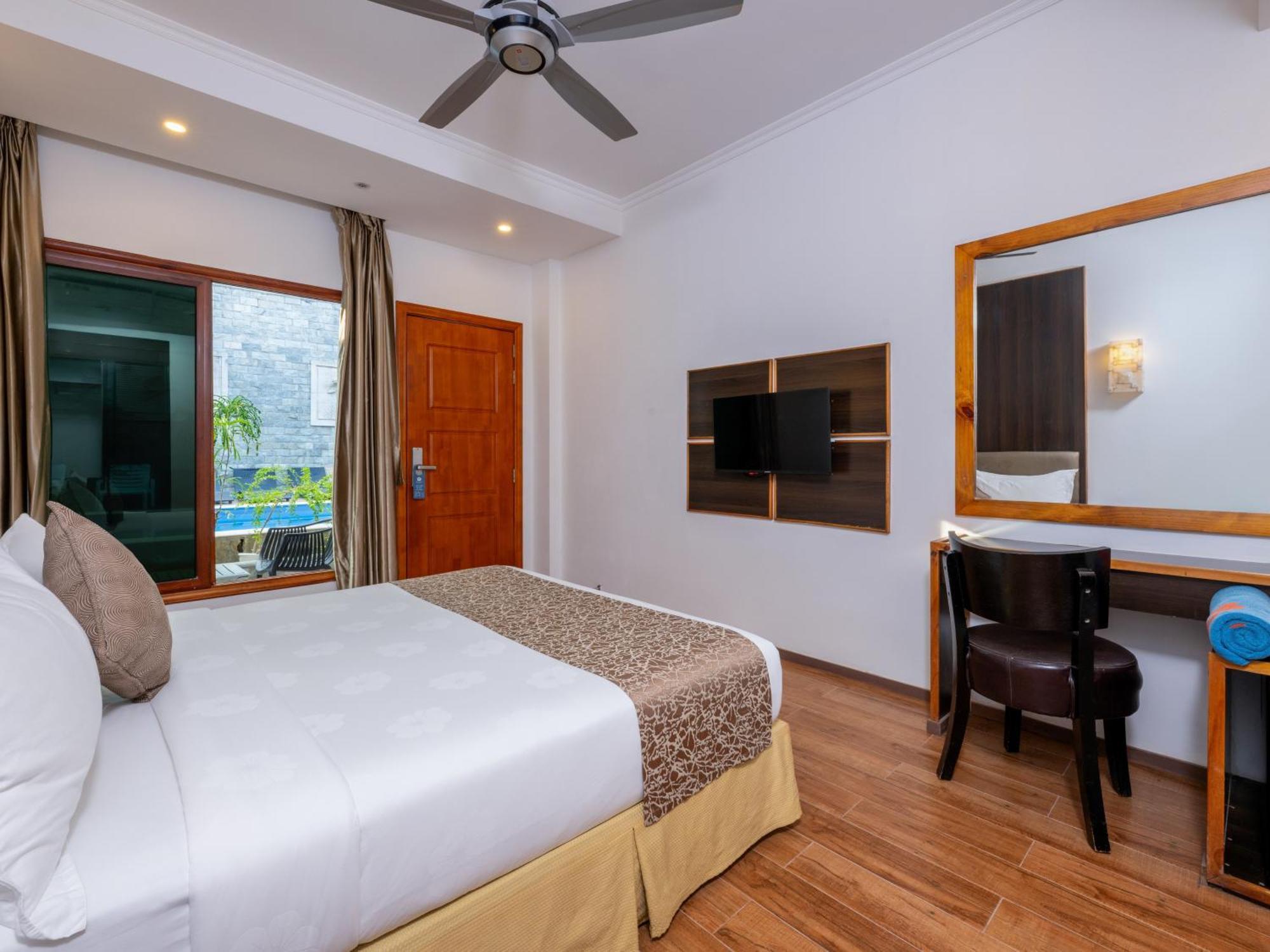 Deluxe Double Room Pool View Return Speed Boat Transfer Sand Bank Excursion & Dolphin Watching