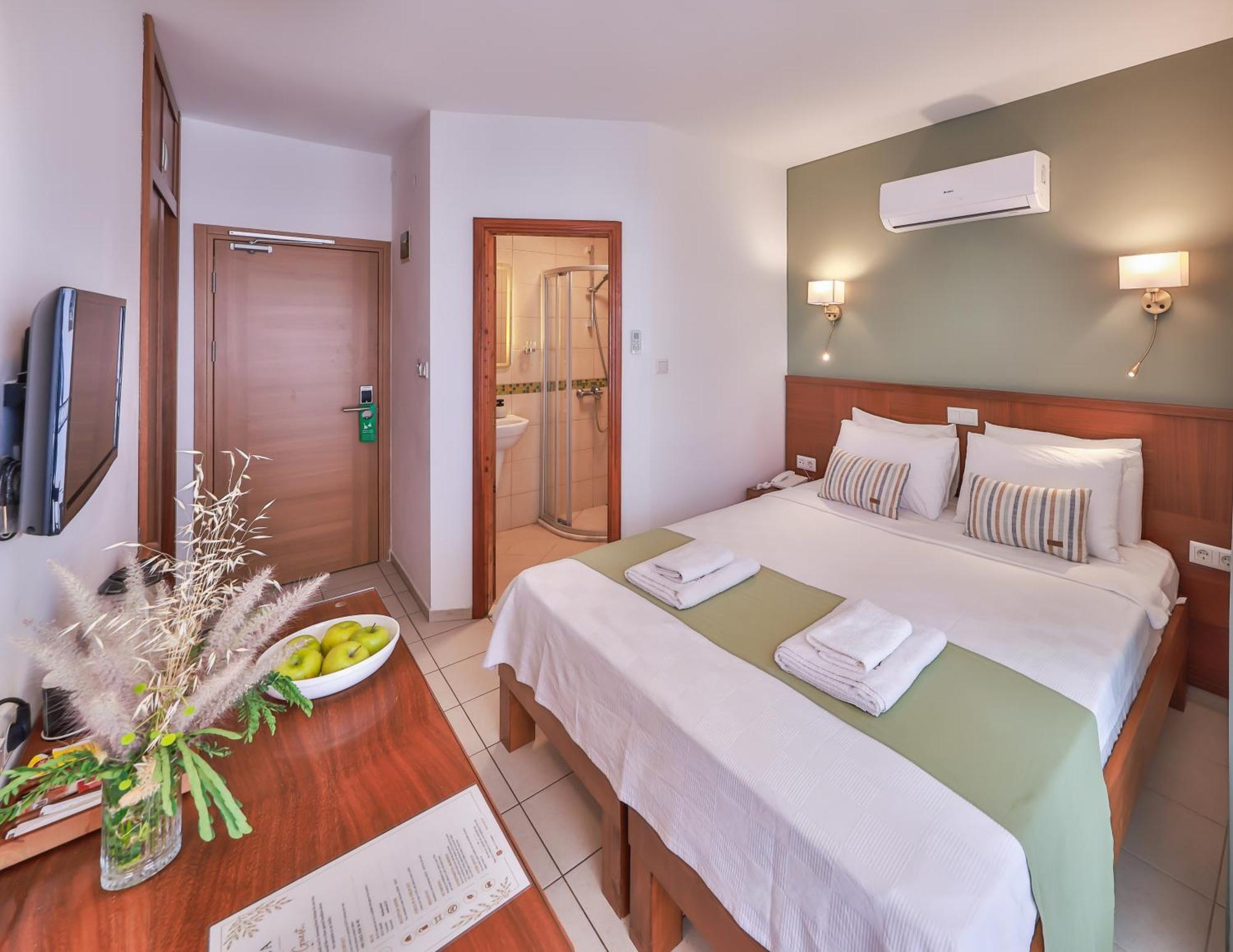 Standard Doppelzimmer mit seitlichem Meerblick