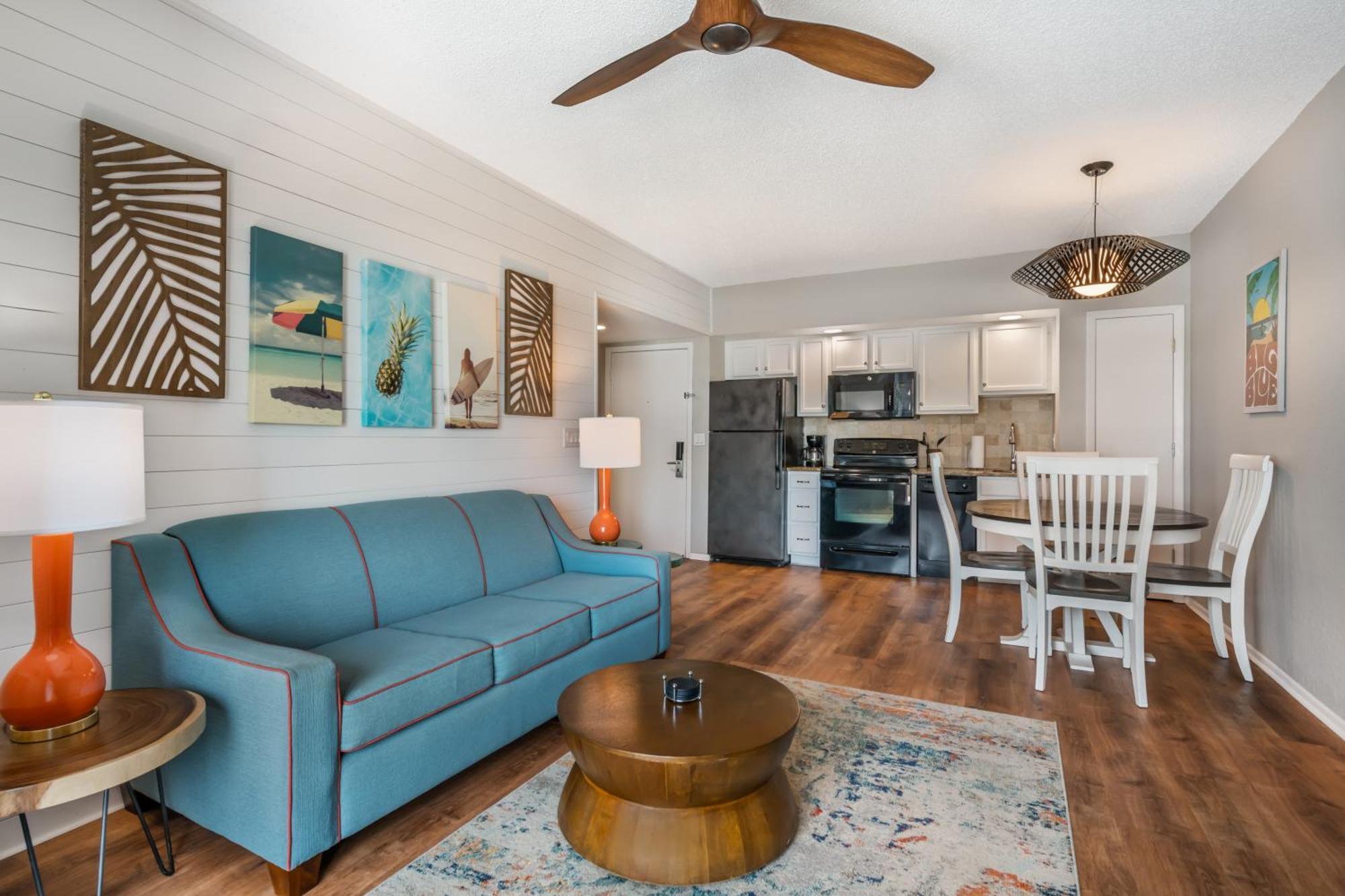 1 Bedroom Queen Bed, Partial Ocean View