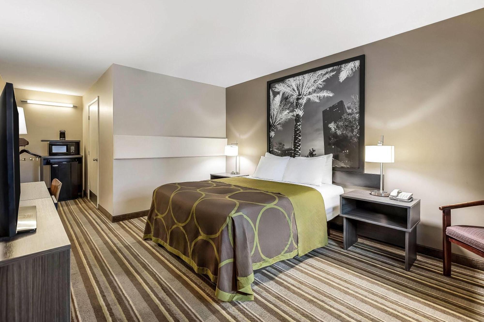 Queen Room with Roll-In Shower - Mobility/Hearing Accessible - Non-Smoking
