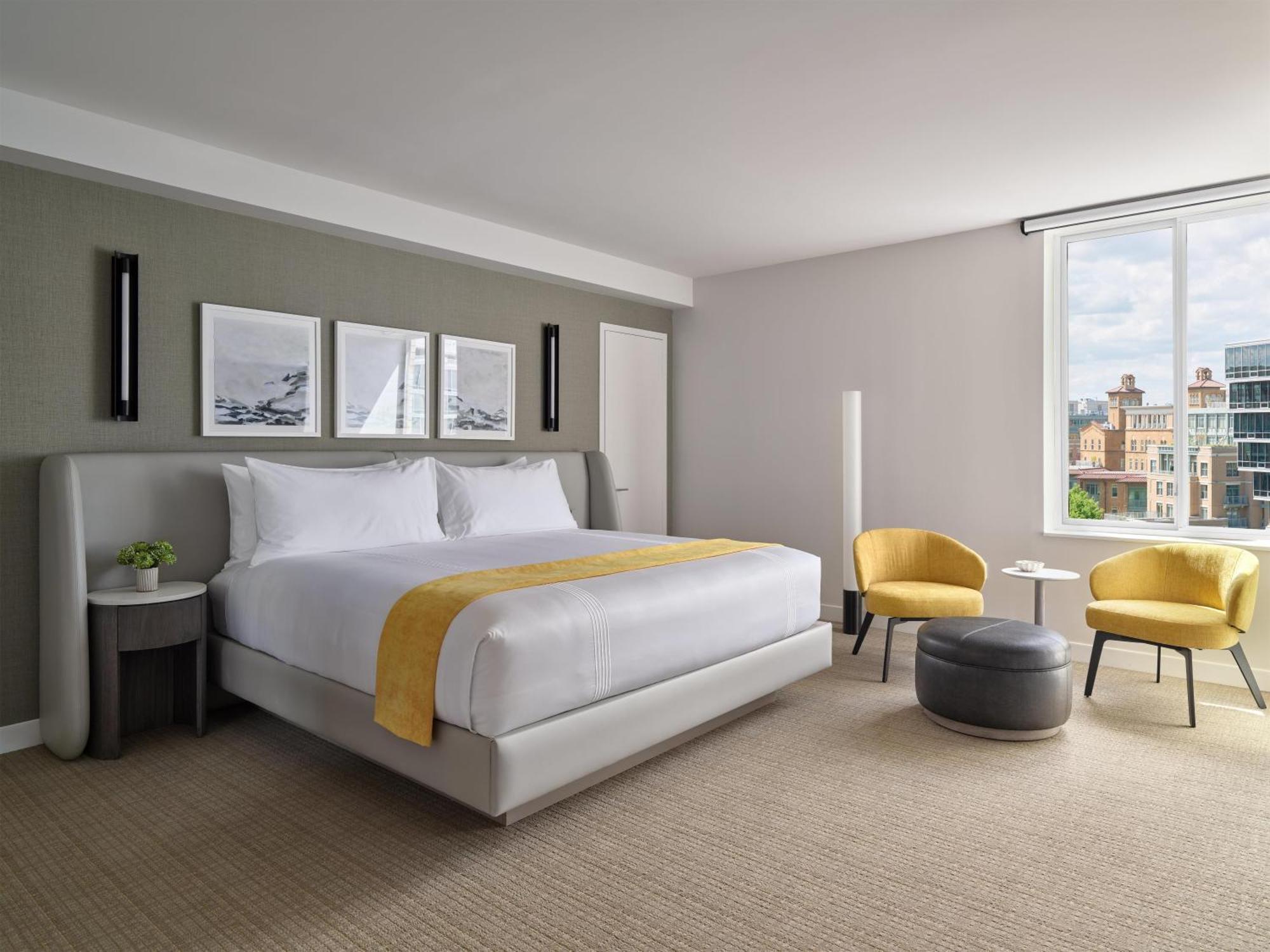 Corner King Room with Roll-In Shower - Mobility Accessible