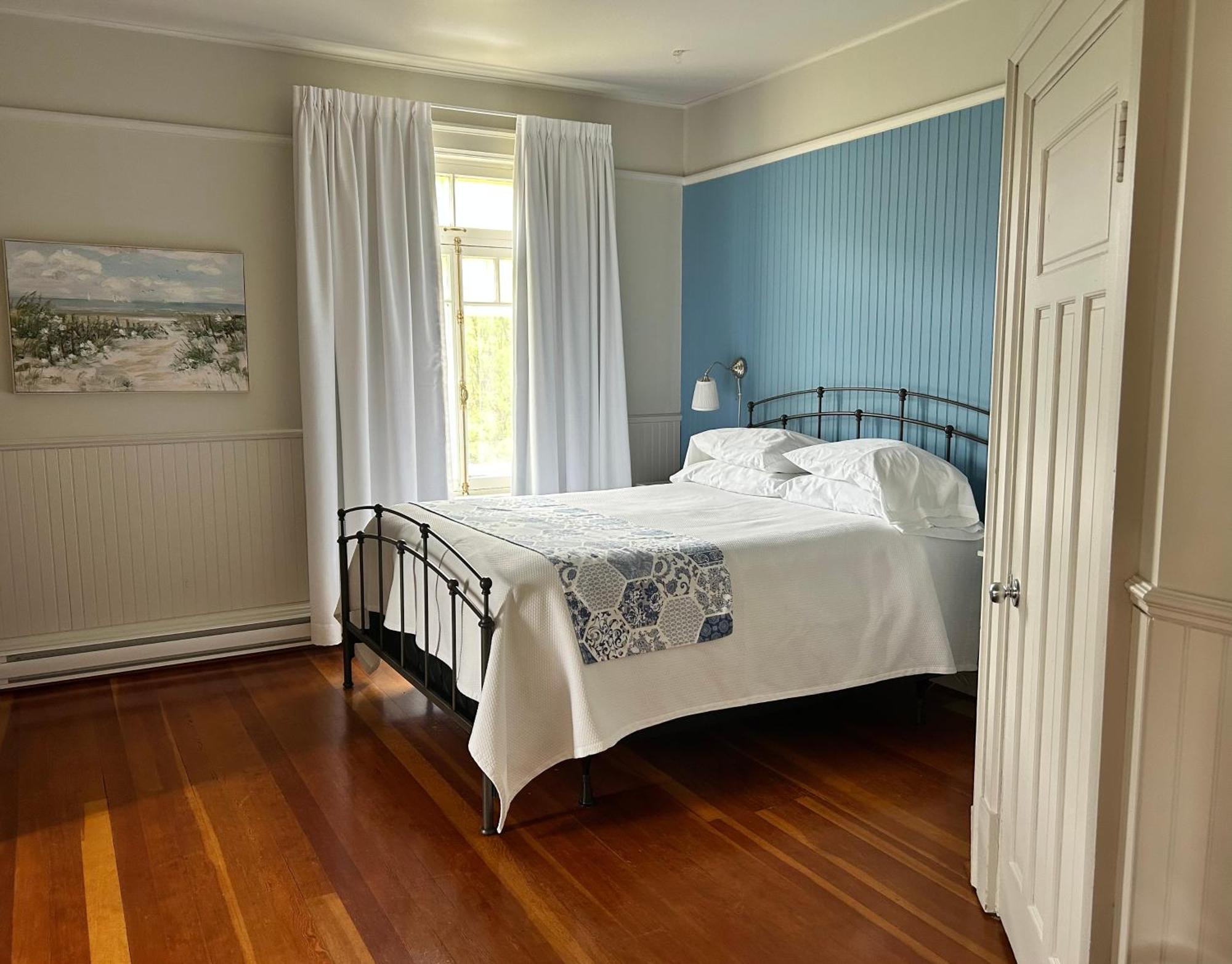 Habitación con cama grande
