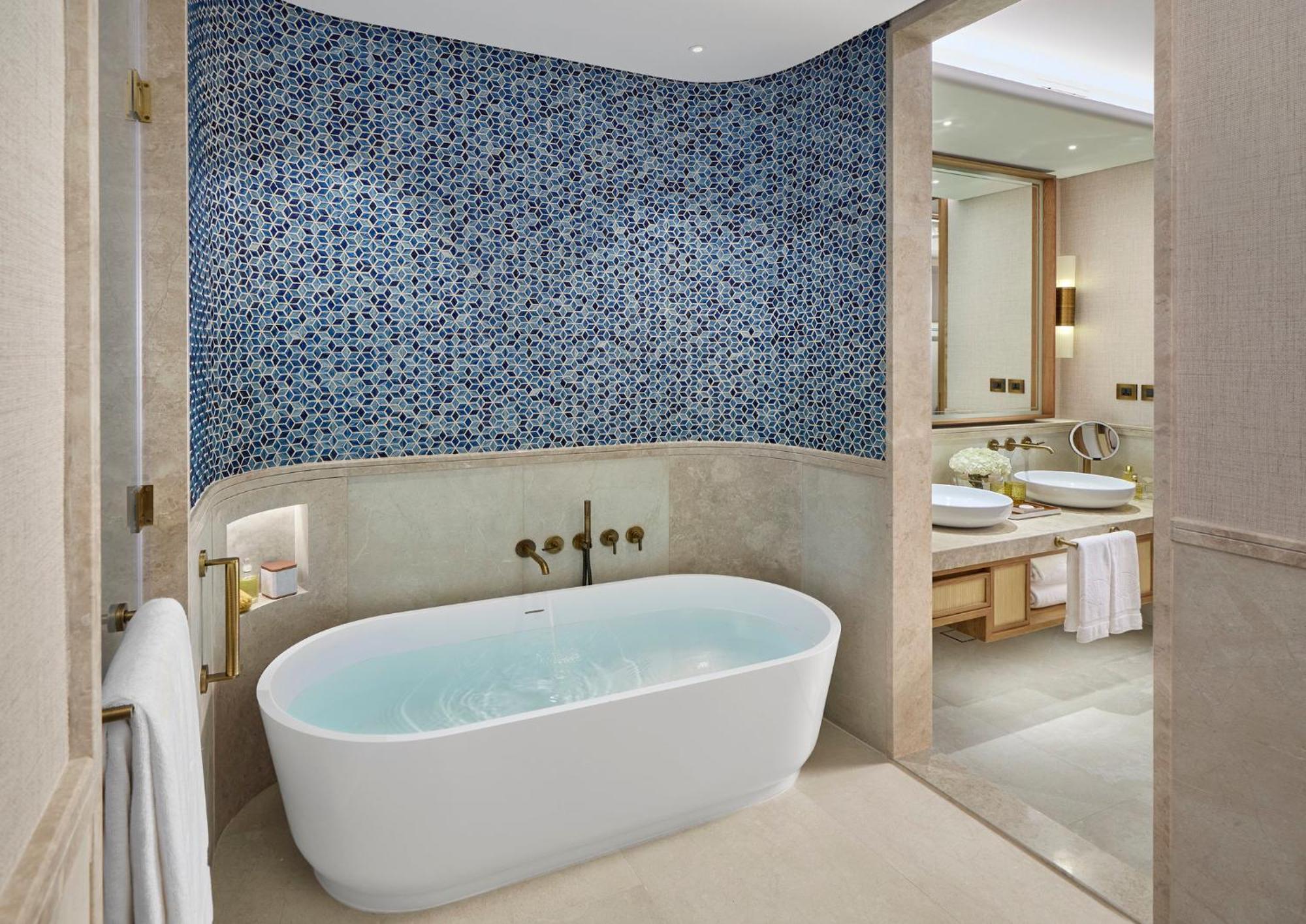 Junior Mountain View Suite
