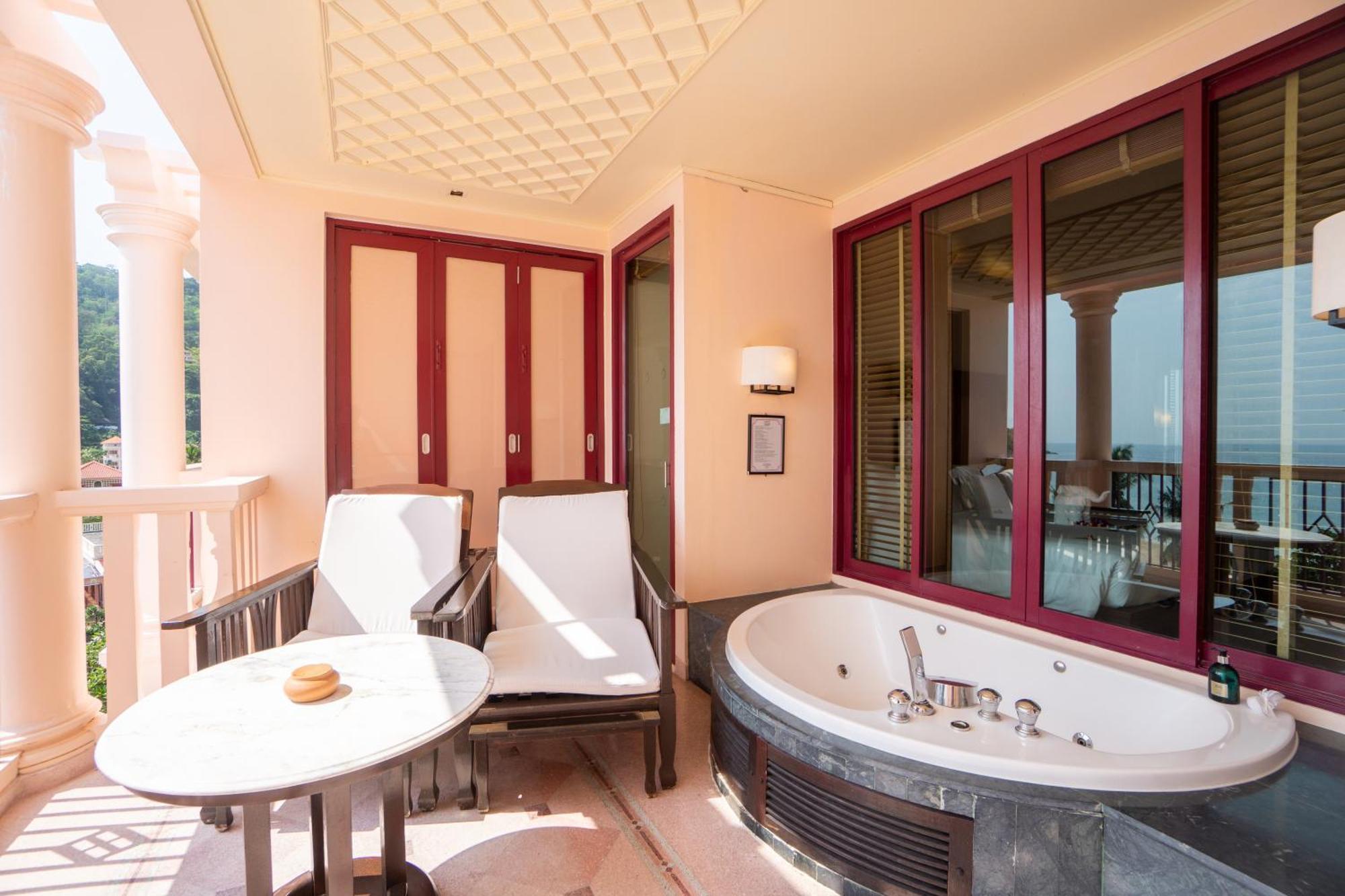 Deluxe Spa Bath Ocean View King