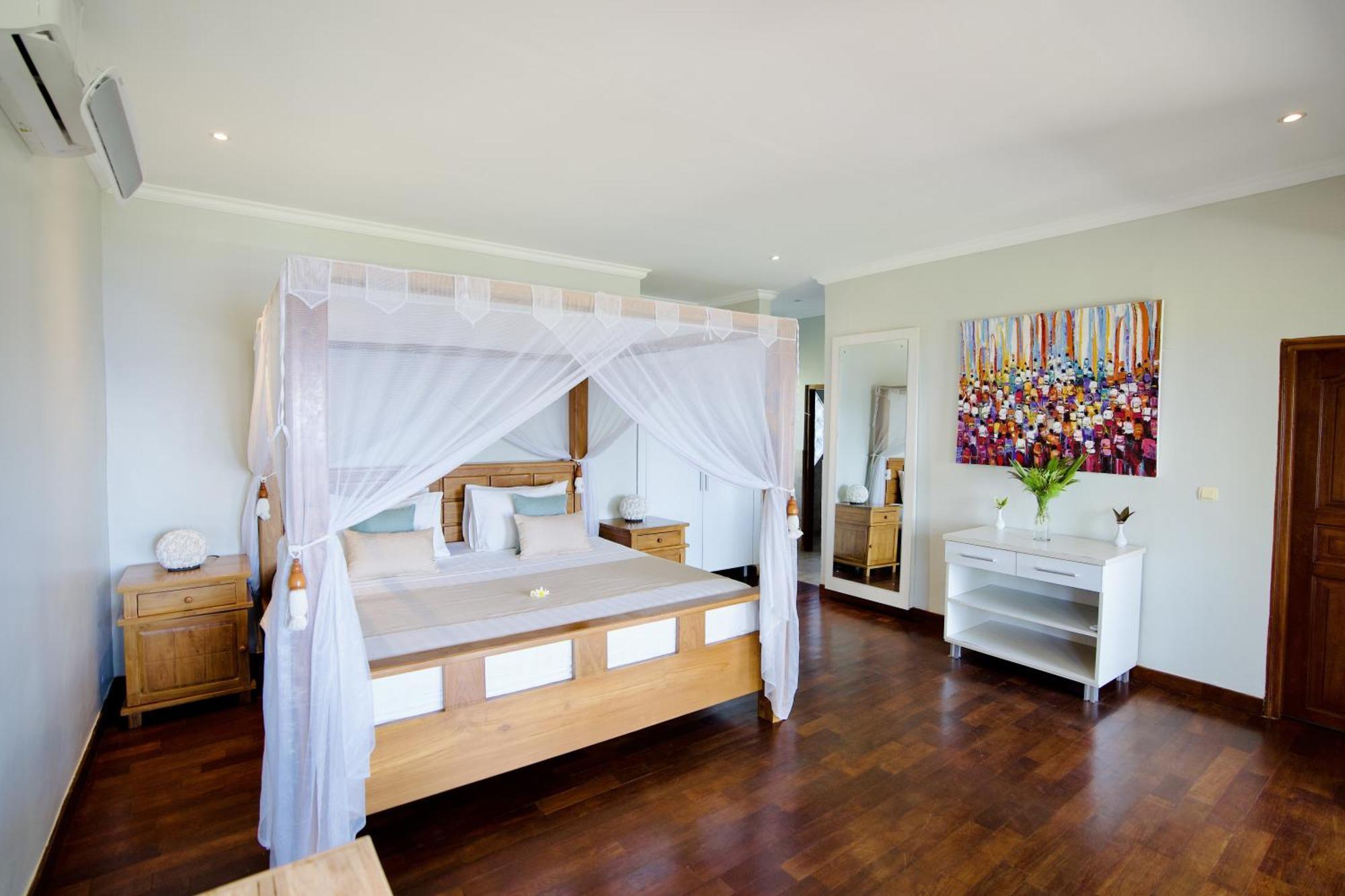 Deluxe Double Room with Side Sea View