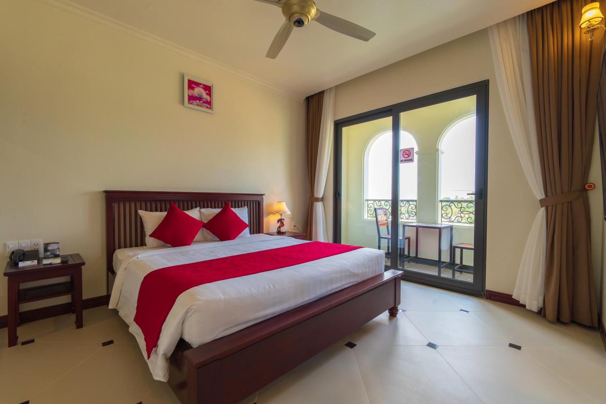 Zimmer mit Kingsize-Bett und Poolblick