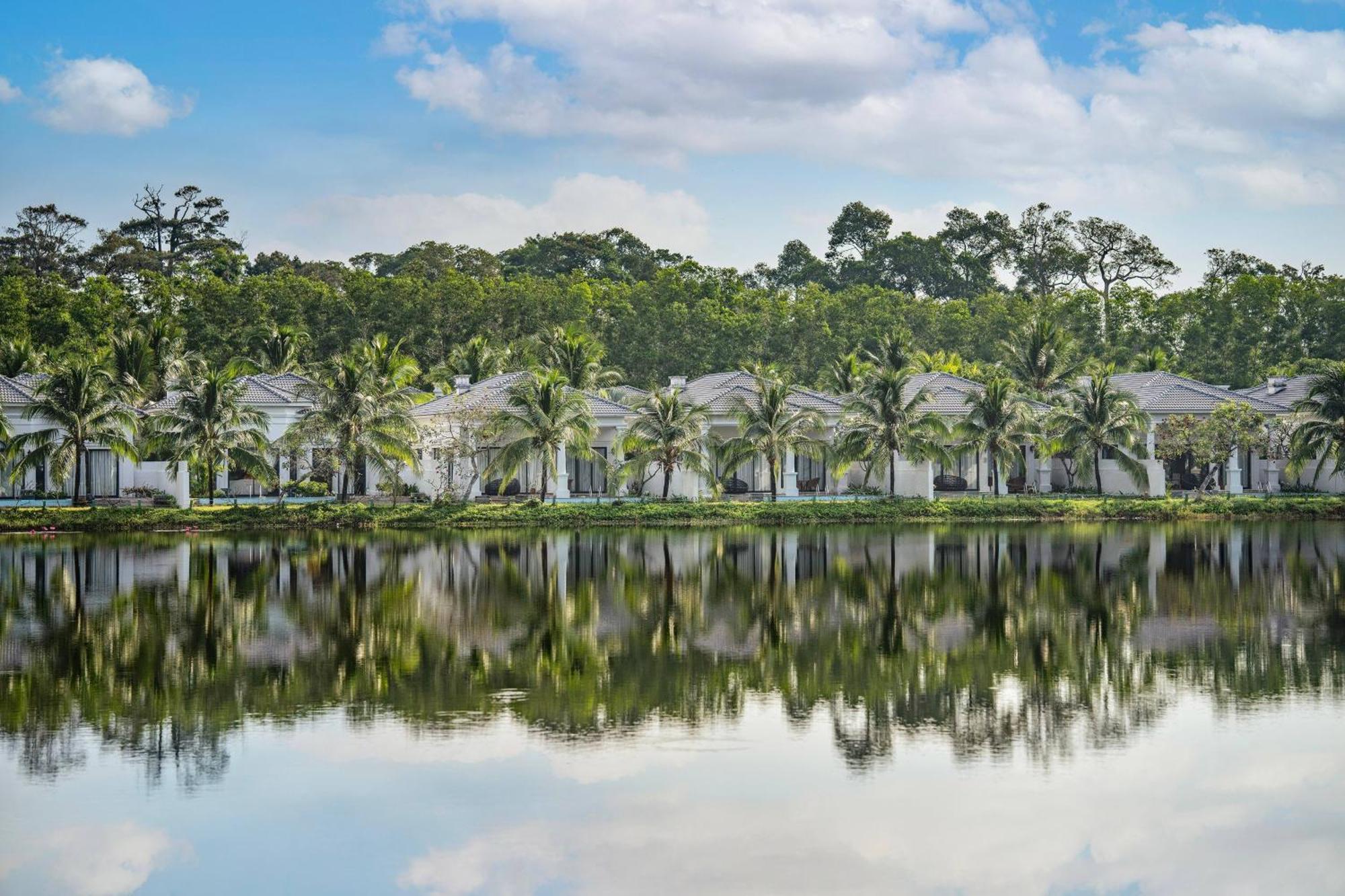 Villa mit 3 Schlafzimmern, Seeblick und eigenem Pool
