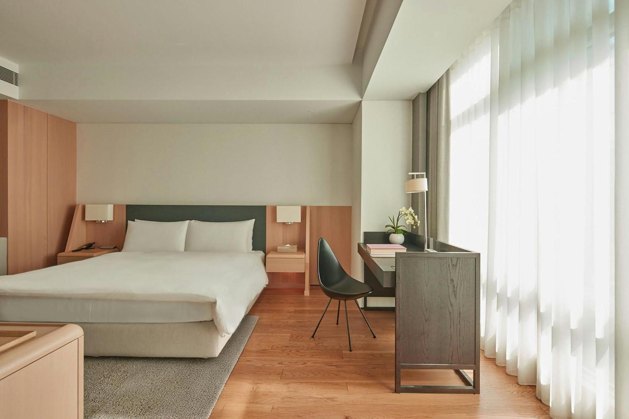 Deluxe King Room City View