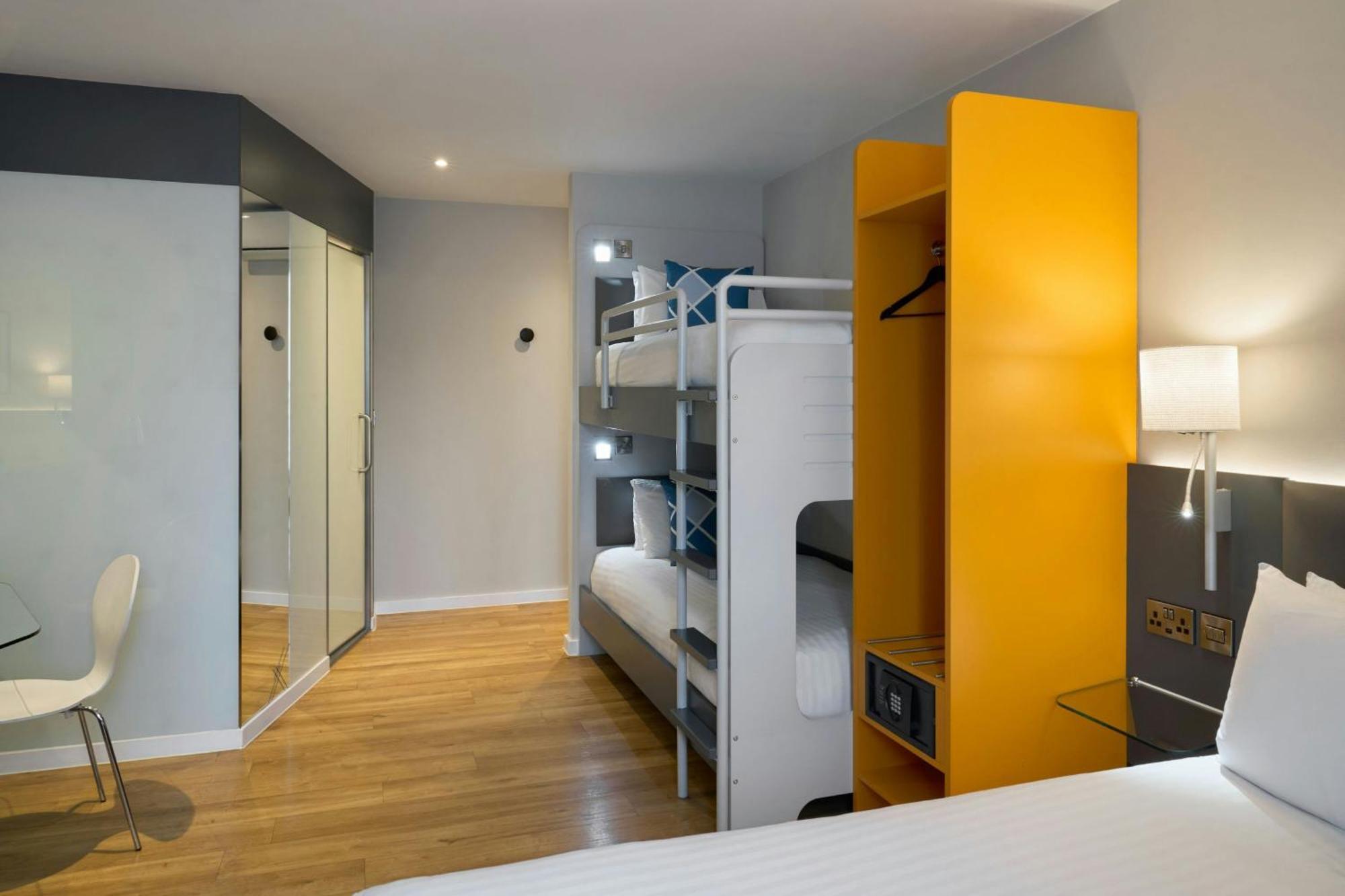 Familiekamer met 1 Tweepersoonsbed en 2 Stapelbedden