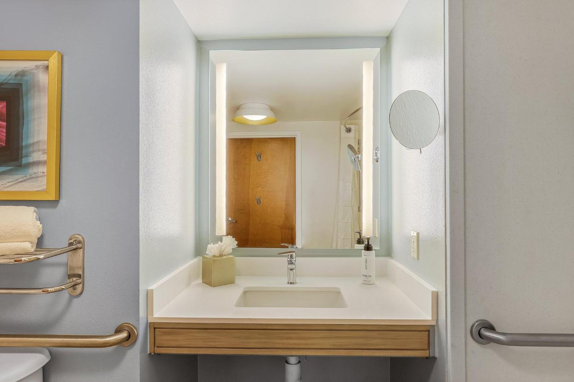 Queen Room with Two Queen Beds - Disability Access Hearing Accessible - Roll-In Shower