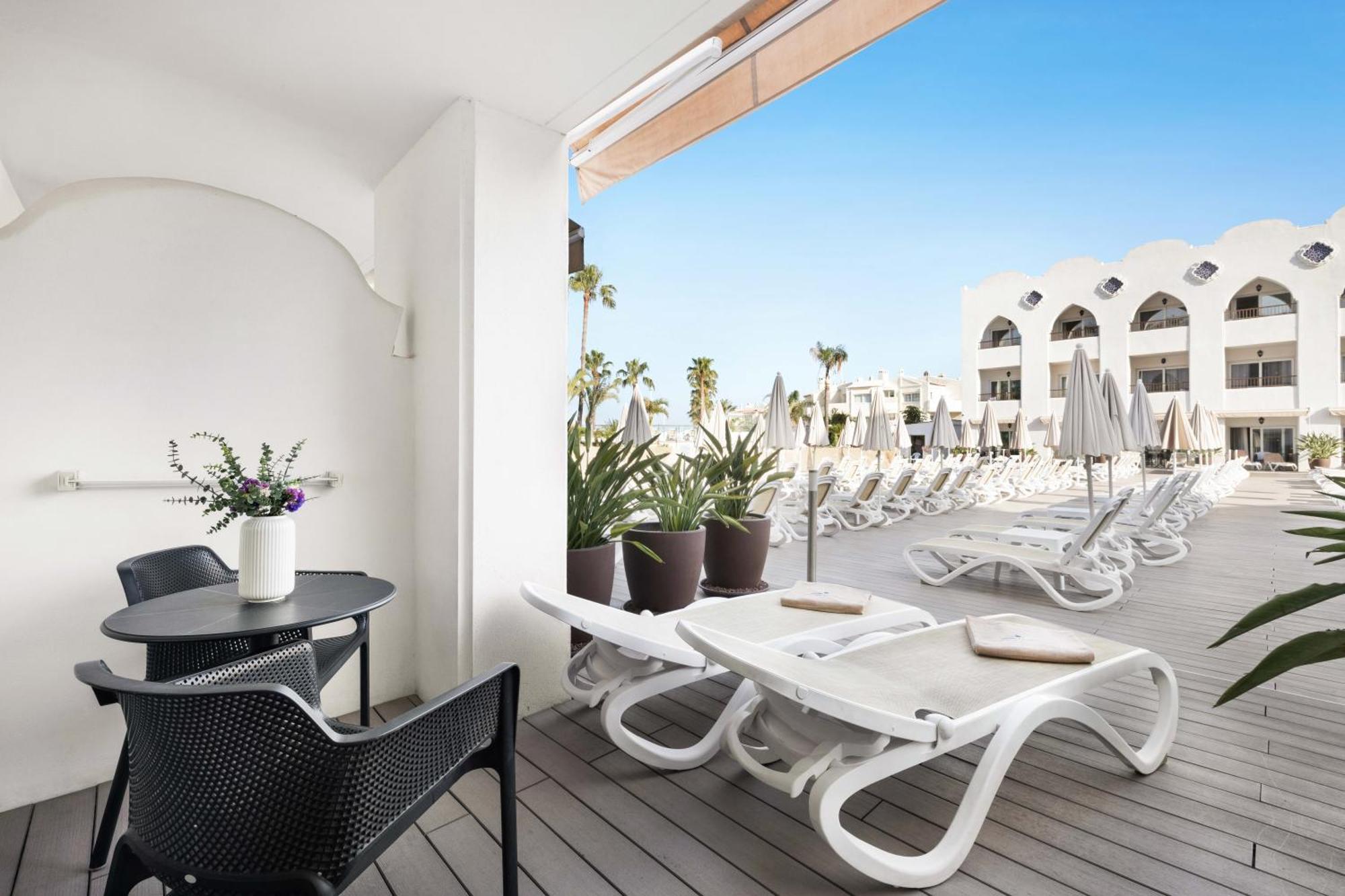 Zweibettzimmer mit Zugang zum Pool