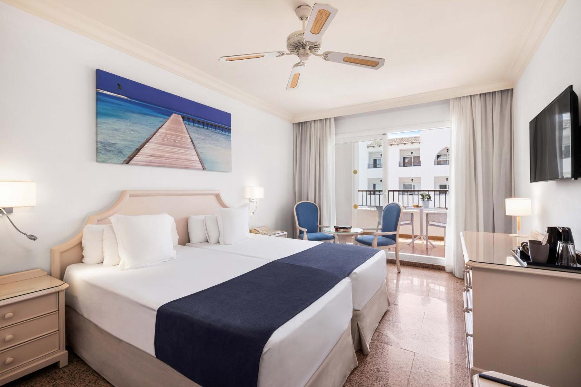 Zweibettzimmer mit Blick auf den Innenhof
