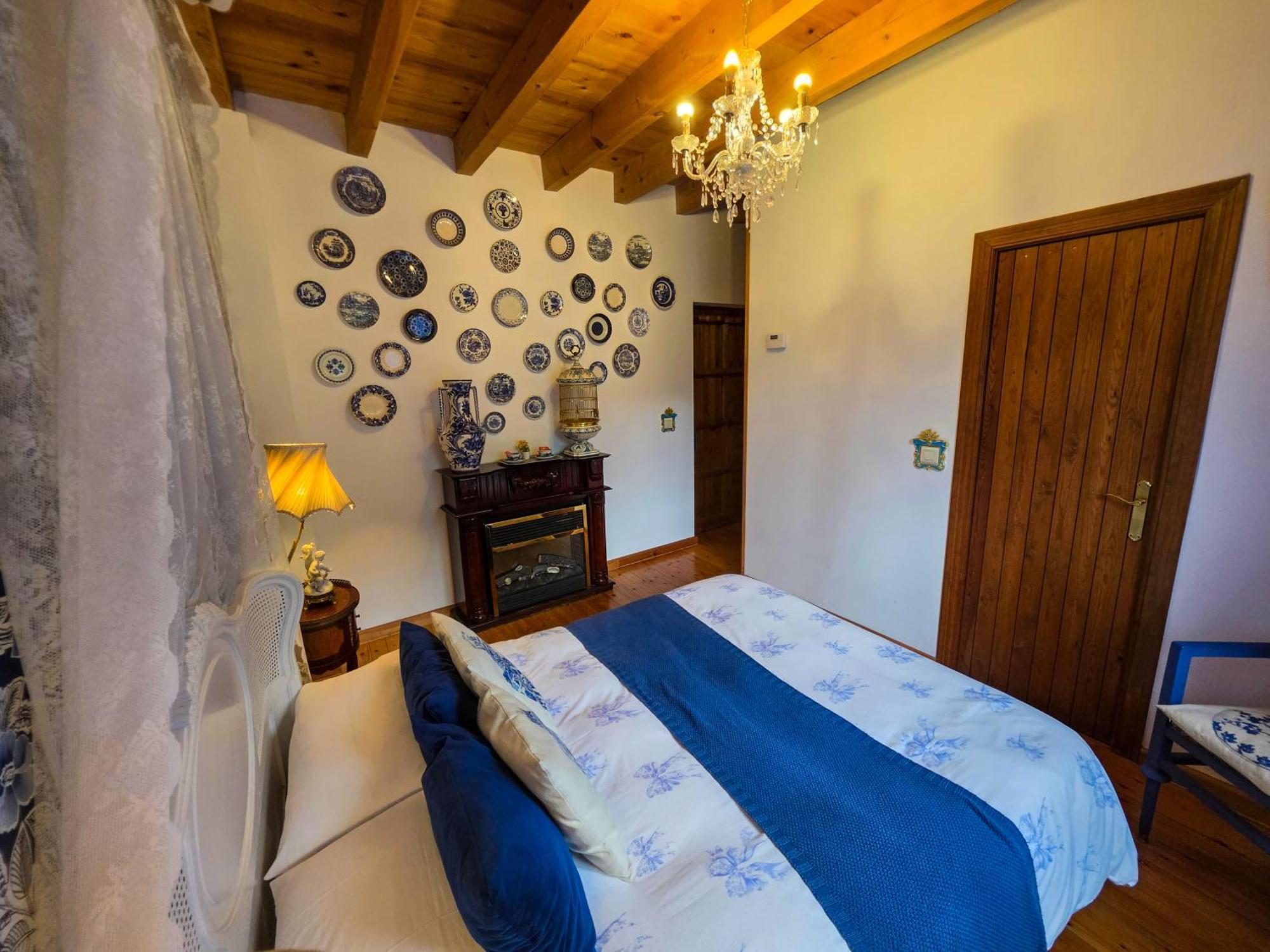 Habitación con cama grande