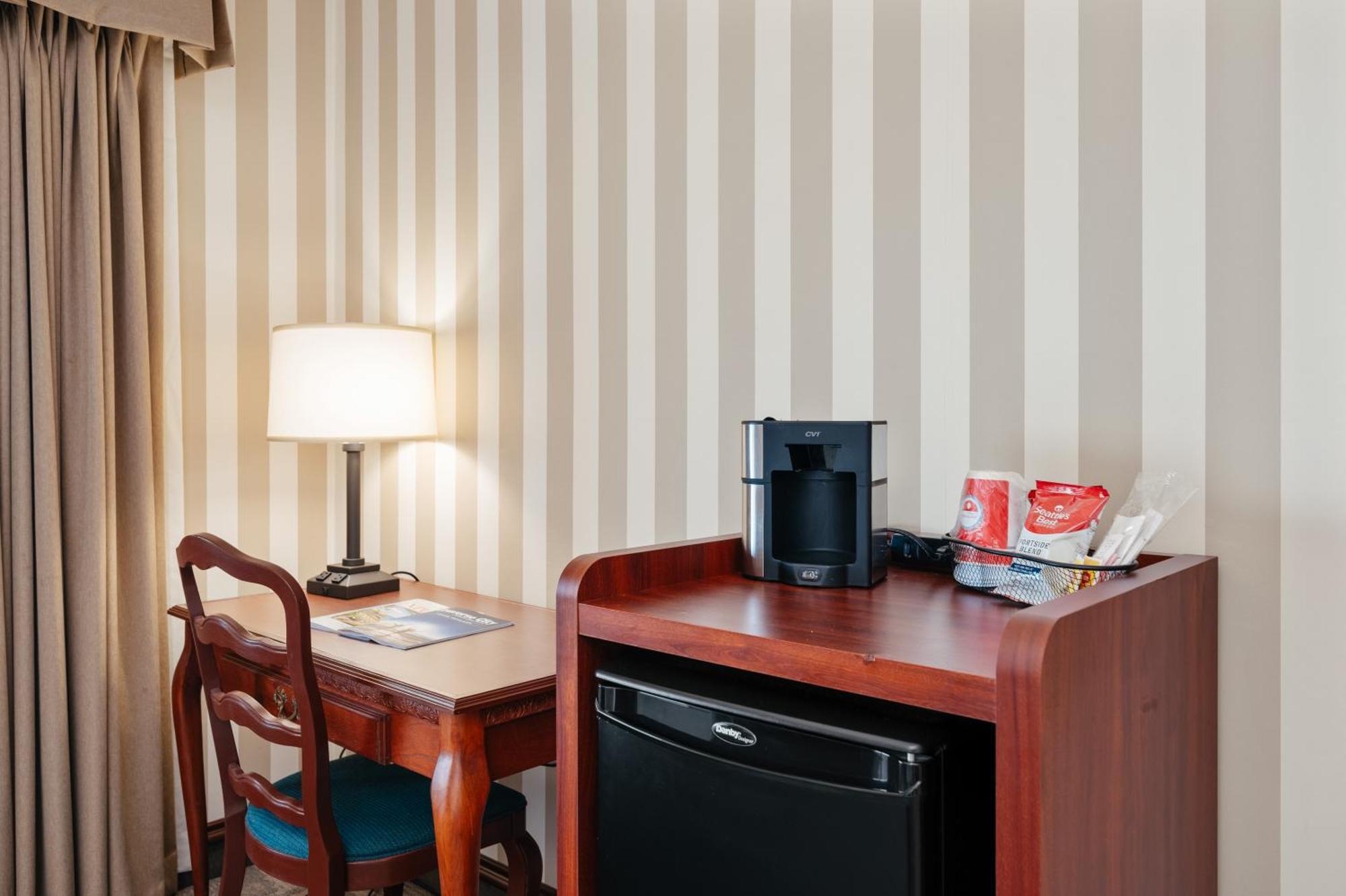 Zimmer mit Kingsize-Bett und Whirlpool
