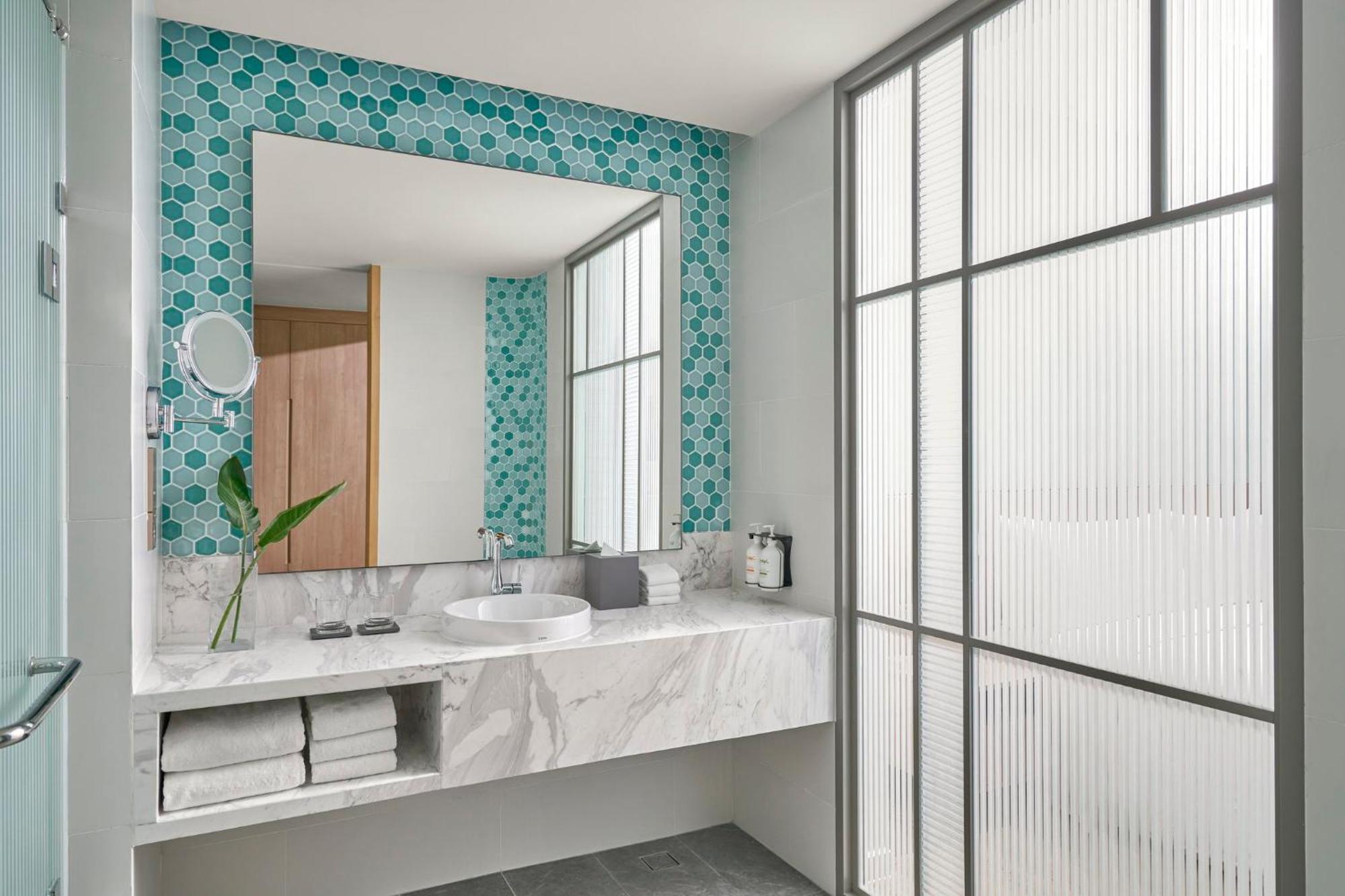 Standard King Room with Balcony and Ocean View - Smoking