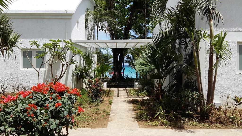 Two-Bedroom Apartment Partial sea view Garden view