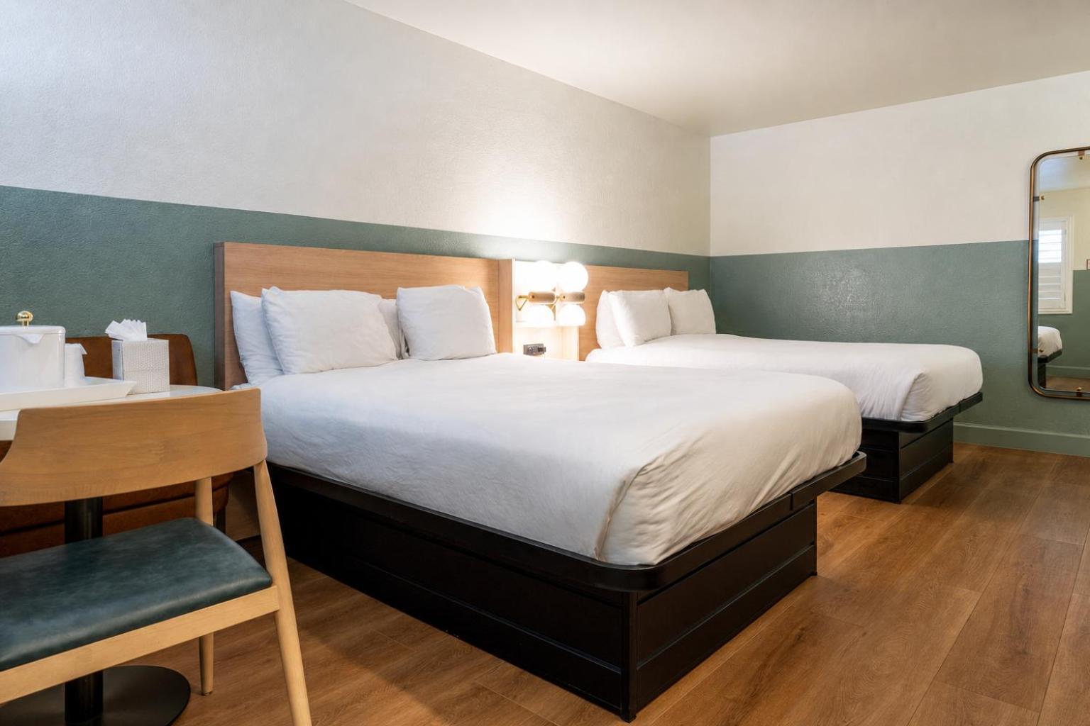 Kamer met 2 Queensize Bedden