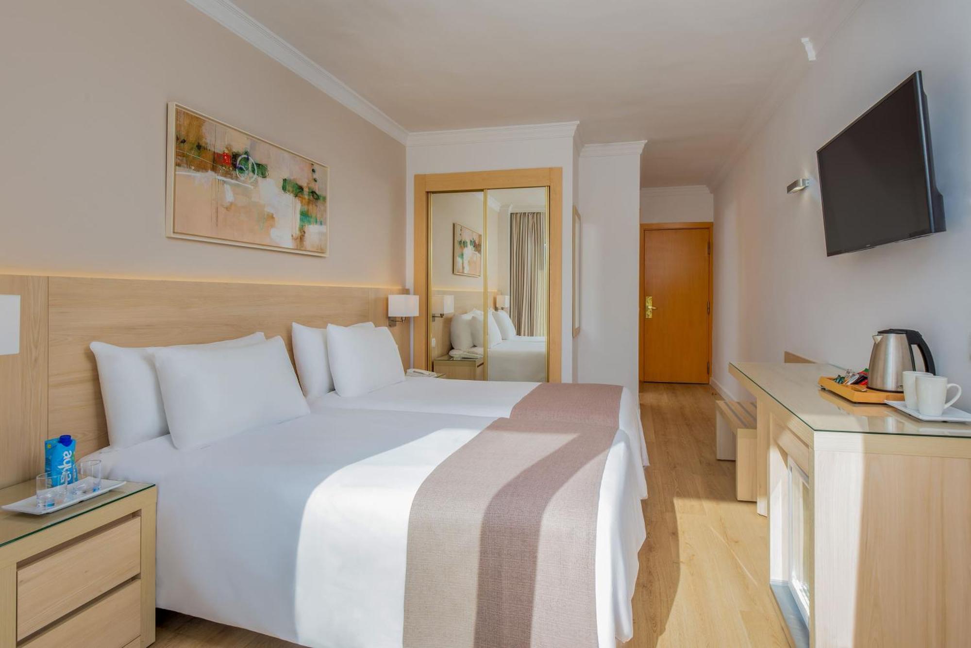 Standard Zimmer mit seitlichem Meerblick