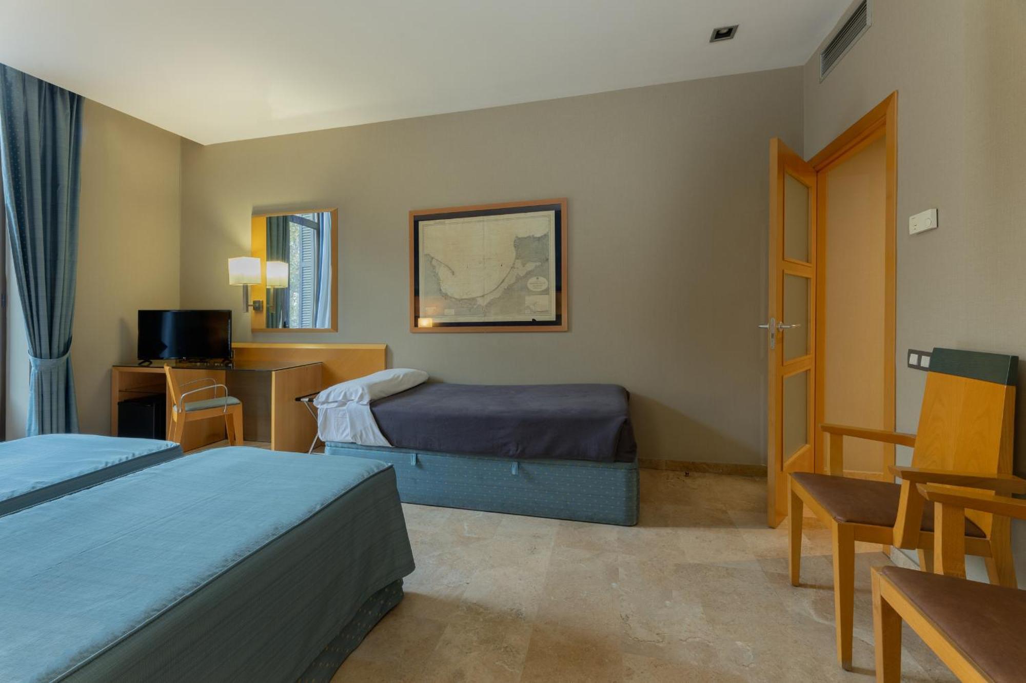 Habitación Doble con cama supletoria y balcón